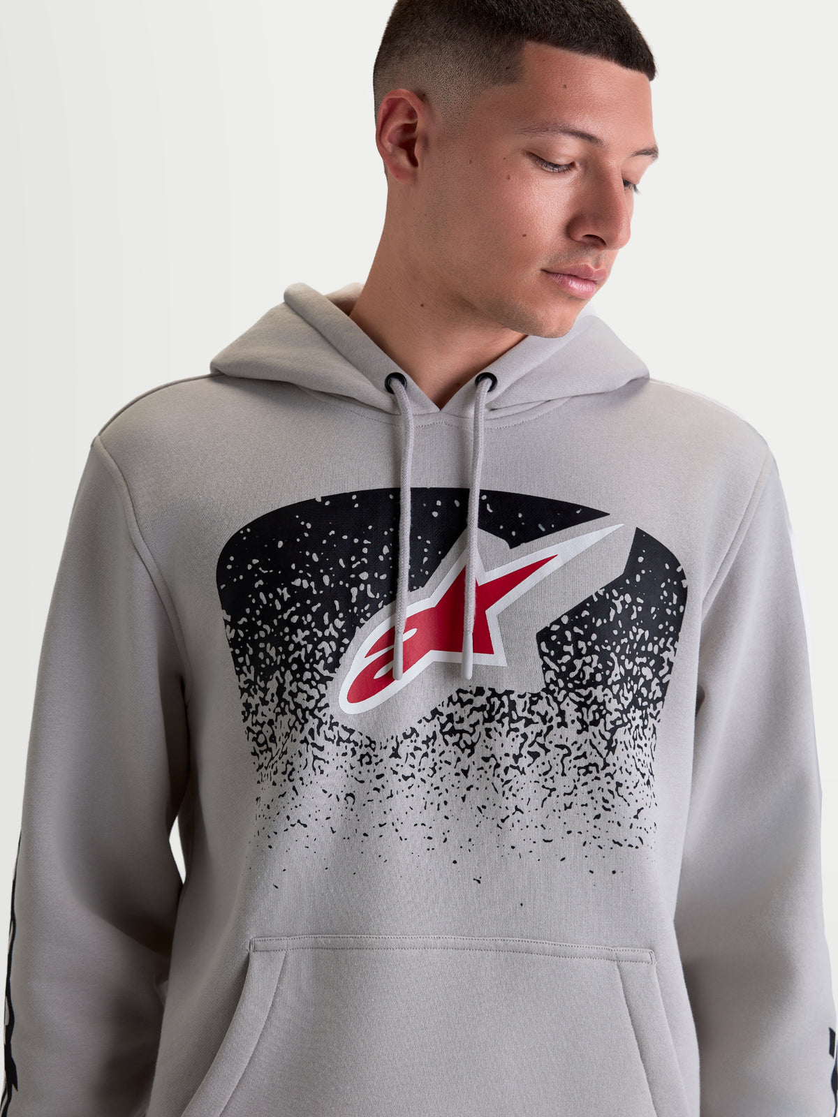 Alpinestars Obsessed huvtröja, sportig pullover-fleece för herr, cementgrå med röd Astars-logotyp och svart MX-inspirerad grafik på bröstet, mjuk bomulls- och återvunnen polyesterblandning.
