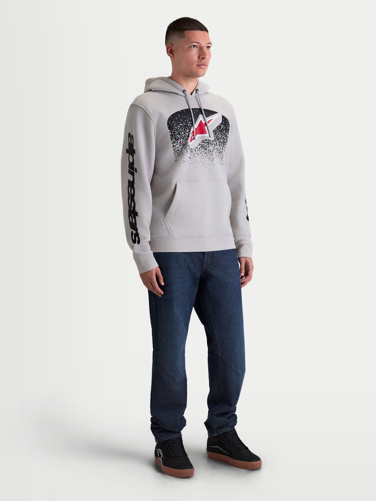 Alpinestars Obsessed huvtröja, sportig fleecehuvtröja för herrar, cementgrå med svart MX-inspirerad gradientgrafik och röd Astars-logotyp, logotyper på ärmen och känguruficka fram