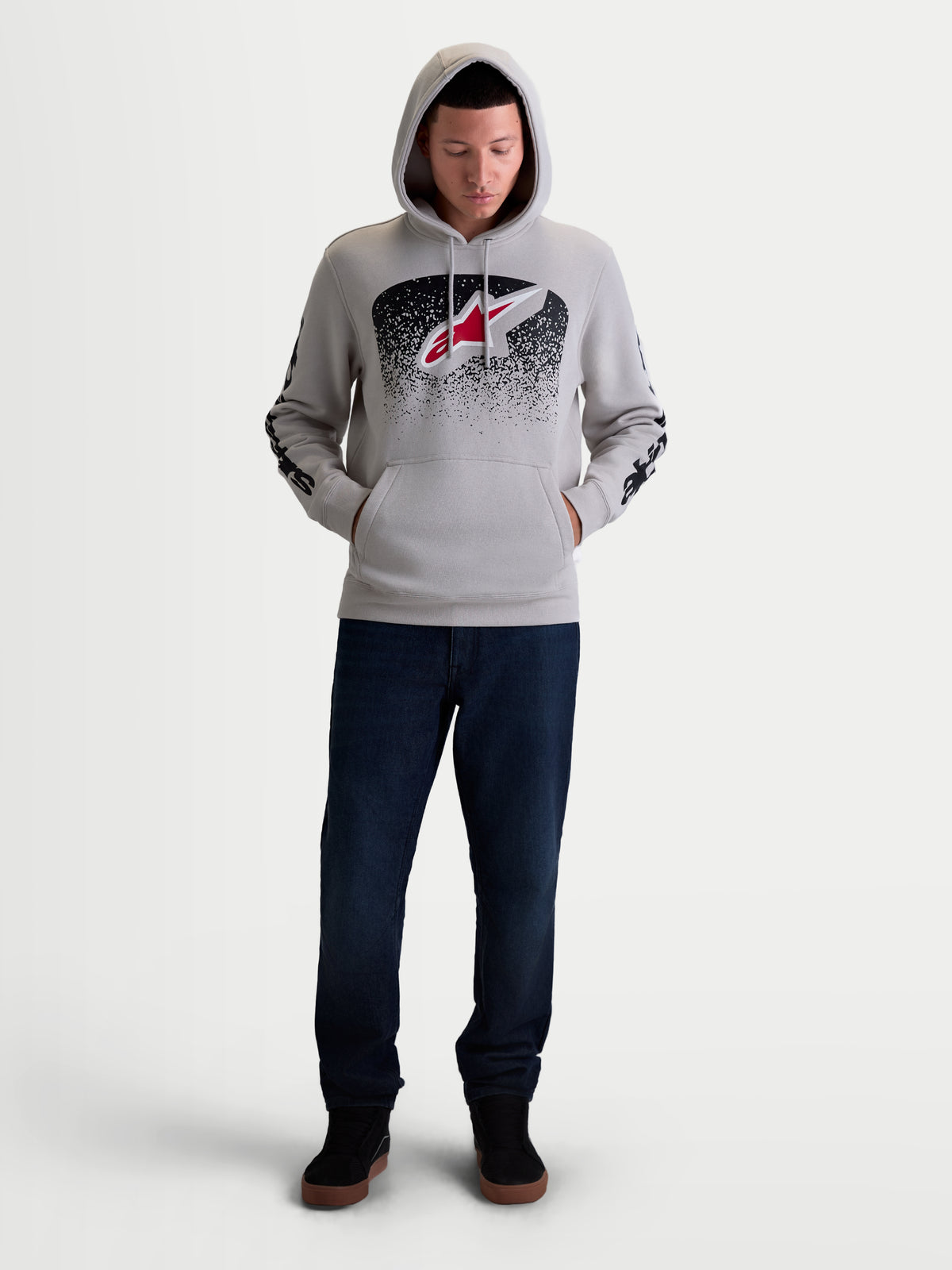Alpinestars Obsessed huvtröja, sportig herrhuvtröja i cementgrå fleece. MX-inspirerad gradientgrafik i rött och svart med Astars-logotyp på bröstet och tryck på ärmarna. Bekväm pullover för vardag och motorsportstil, tillverkad i en mjuk blandning av bomull och återvunnen polyester.