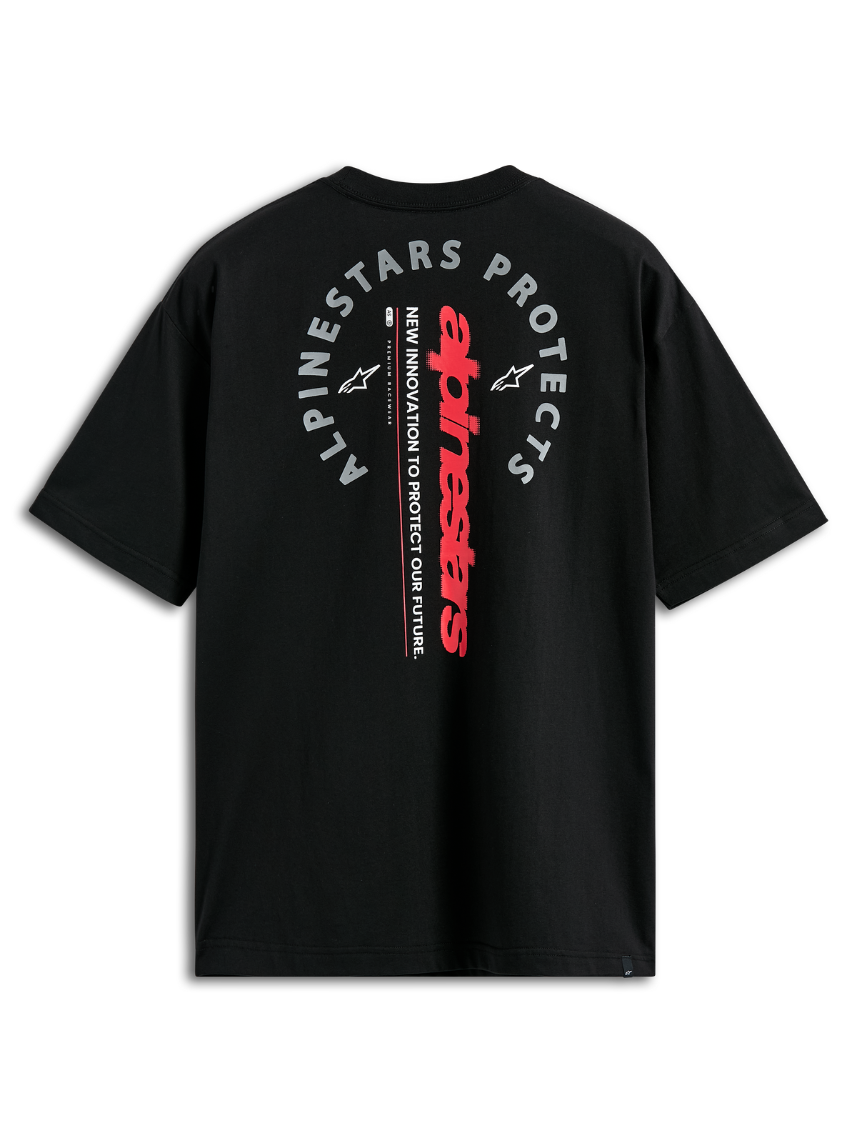 Alpinestars Overhang Oversized CSF Tee, kortärmad t-shirt, svart, vy bakifrån med rött vertikalt ordmärke och grå ”Alpinestars Protects”-grafik, casual motorsport-streetwear