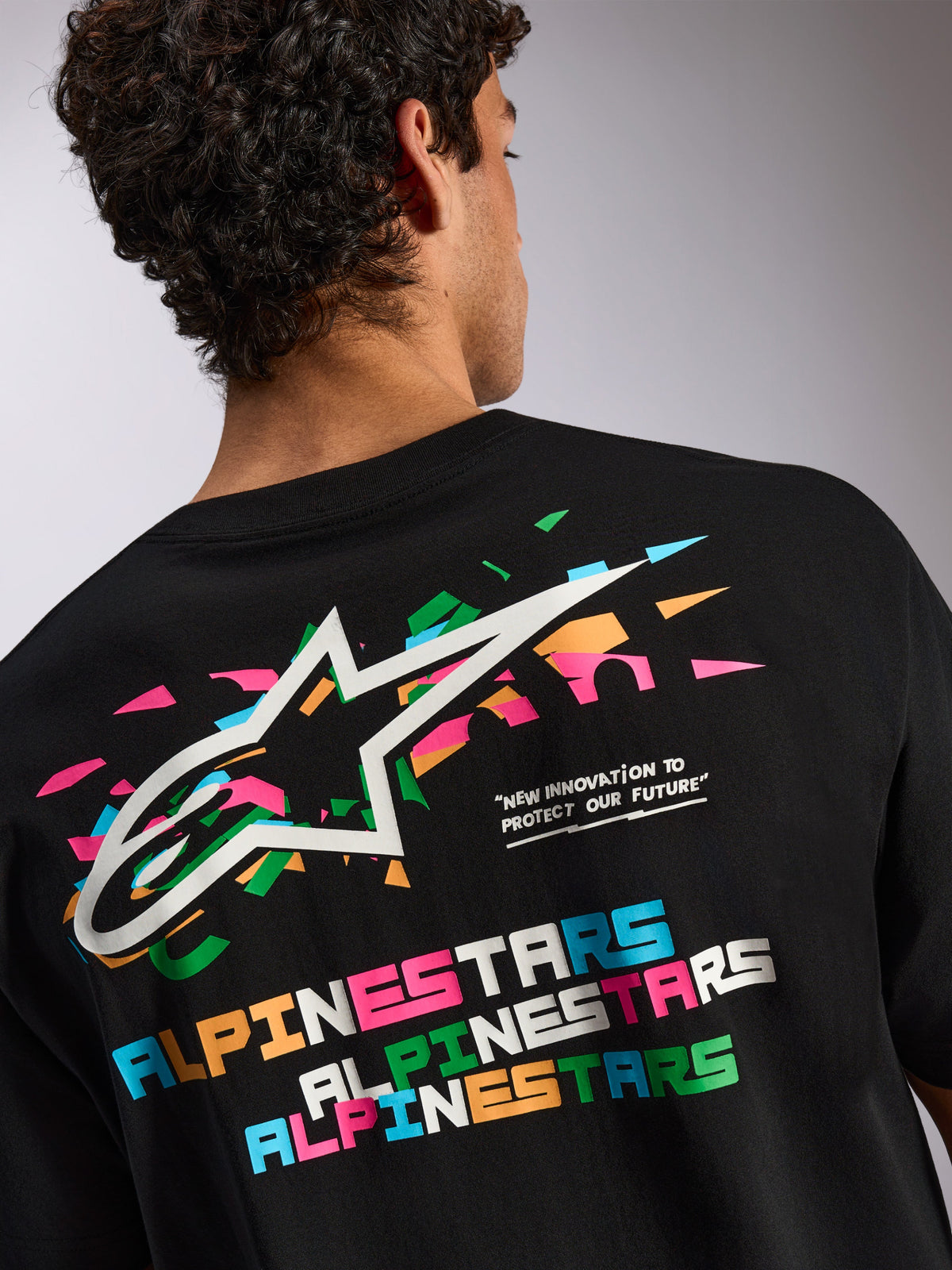 Alpinestars Wild Oversized CSF Tee, kortärmad t-shirt, svart, stor rygggrafik med livfull flerfärgad Astars-logotyp och typografi, avslappnade sportkläder