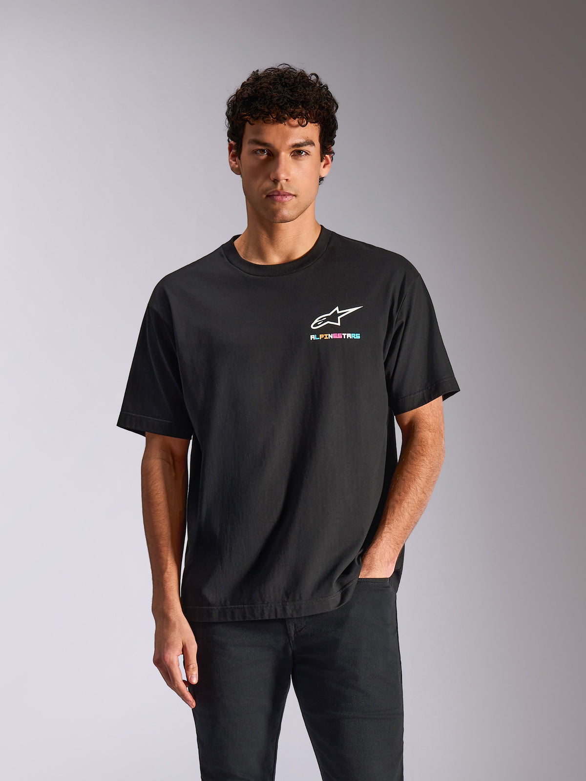 Alpinestars Wild Oversized CSF-tröja, kortärmad t-shirt, svart, vit Astars-logotyp med livfull flerfärgad text, vardaglig motorsport-streetwear