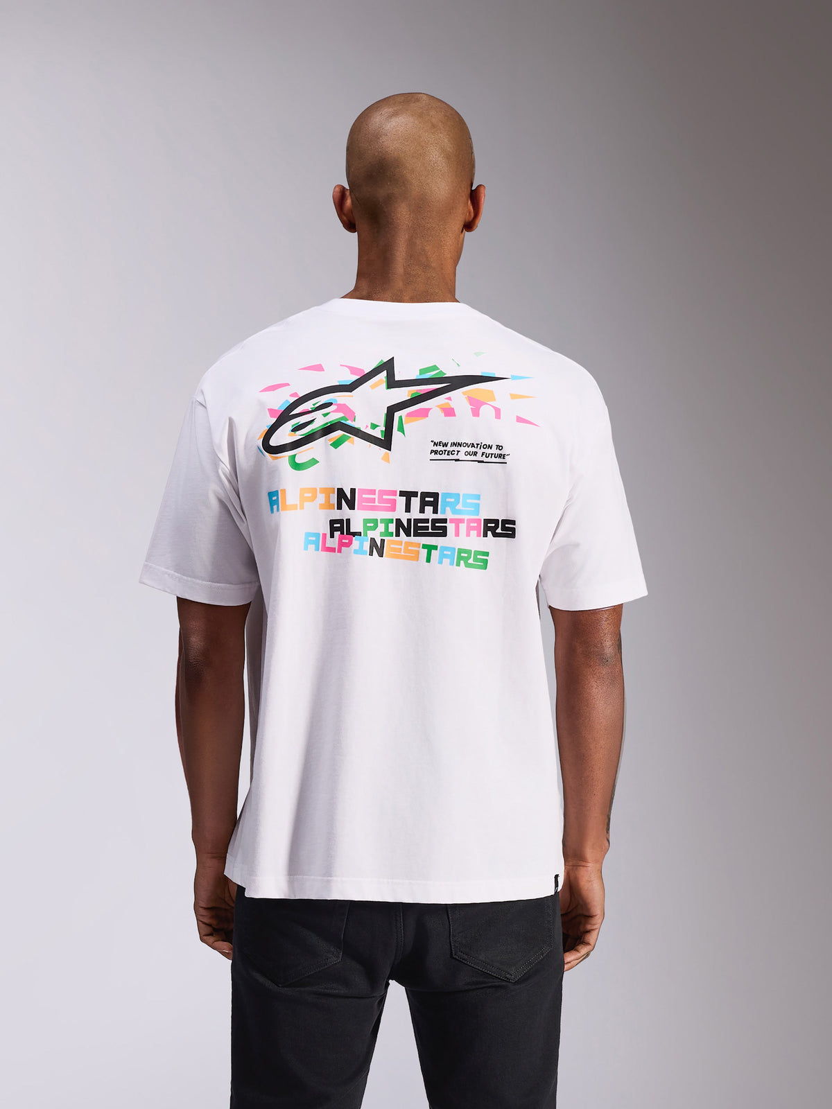 Alpinestars Wild Oversized CSF Tee, kortärmad t-shirt, vit, baksida med livfull flerfärgad Astars-logotyp och texttryck, oversized passform, avslappnad motorsport-streetwear
