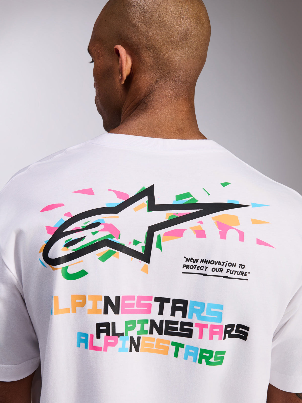 Alpinestars Wild Oversized CSF Tee, kortärmad t-shirt, vit, grafik på ryggen med livfull flerfärgad Astars-logotyp och slogan, avslappnade sportkläder