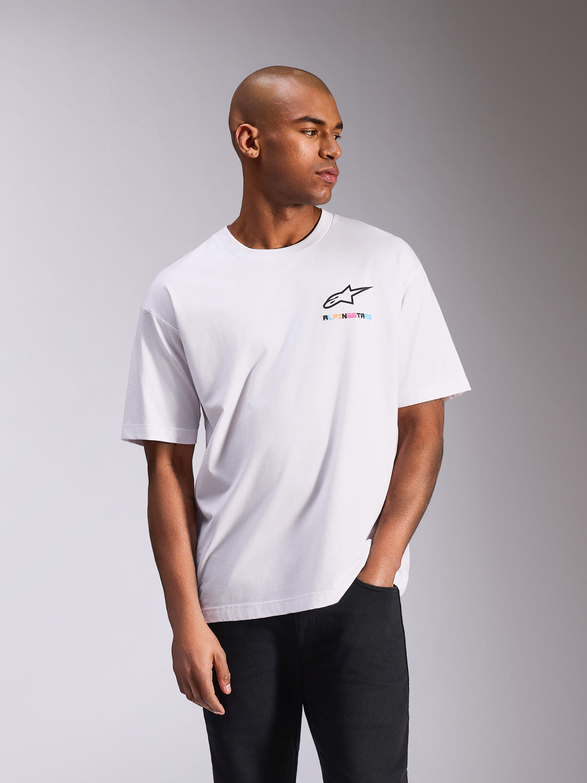 Alpinestars Wild Oversized CSF Tee, kortärmad t-shirt, vit, med en liten flerfärgad Astars-logotyp på bröstet, oversized silhuett, avslappnad motorsportinspirerad streetwear