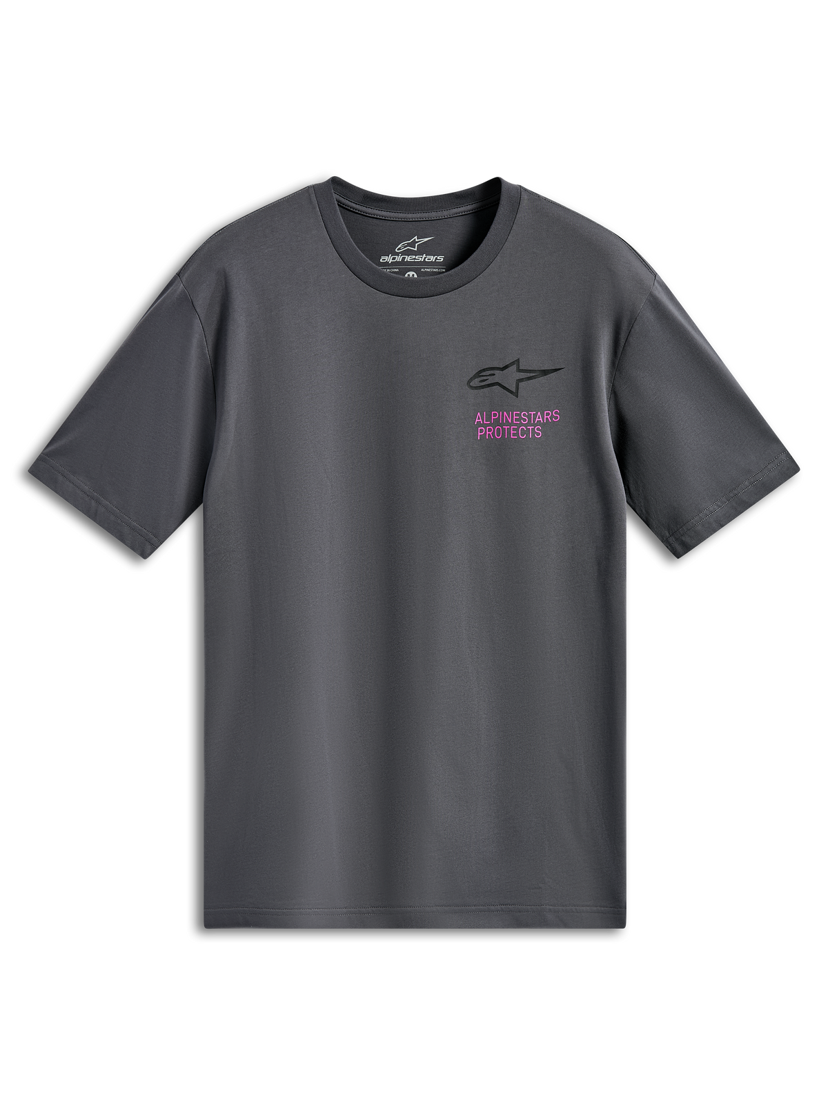 Alpinestars Pop Helmet CSF Tee, kortärmad t-shirt, mörkgrå, svart Astars-logotyp med rosa "Alpinestars Protects"-text på bröstet, casual motorsport streetwear