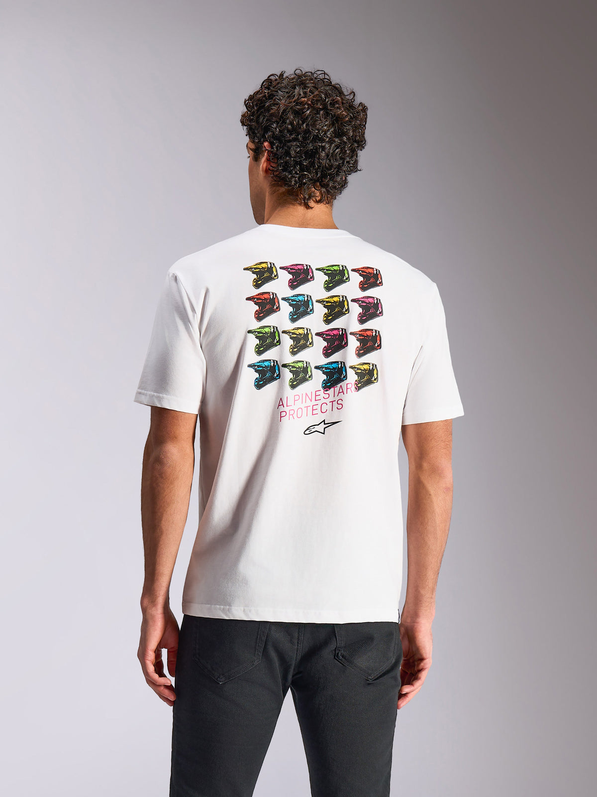 Alpinestars Pop Helmet CSF Tee, kortärmad t-shirt, vit, med färgglad M10-hjälmsgrafik i ett rutmönster på ryggen och texten "Alpinestars Protects", avslappnade sportkläder