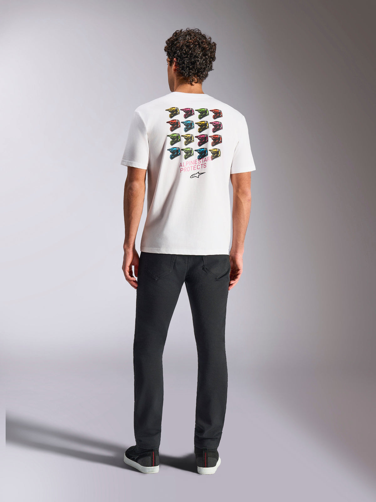 Alpinestars Pop Helmet CSF Tee, kortärmad t-shirt, vit, med en färgglad grafik av ett rutnät med M10-hjälmar på ryggen och texten 'Alpinestars Protects', casual motorsport-streetwear