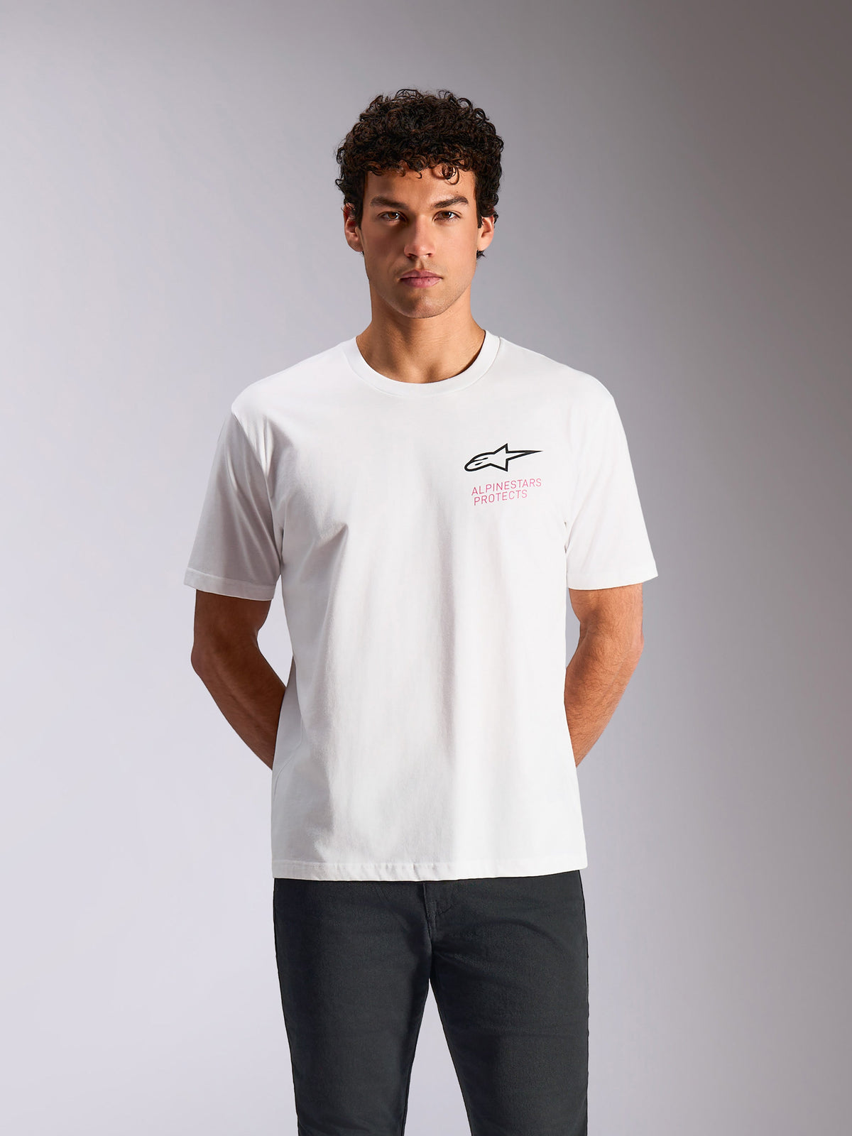 Alpinestars Pop Helmet CSF Tee, kortärmad t-shirt, vit, svart Astars-logotyp med rosa Alpinestars Protects-text, avslappnad motorsportinspirerad streetwear