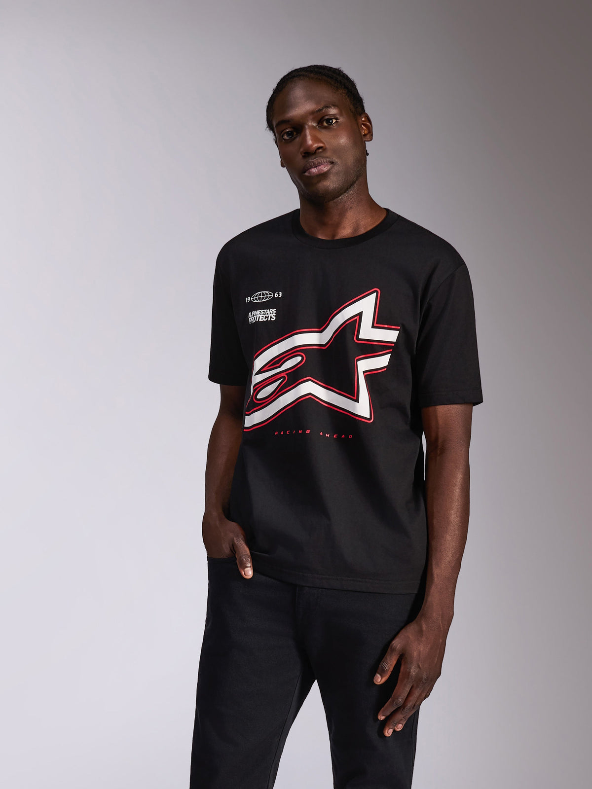 Alpinestars Authority CSF Tee, kortärmad t-shirt, svart, stor vit och rödkantad Astars-logotyp, casual motorsport-streetwear
