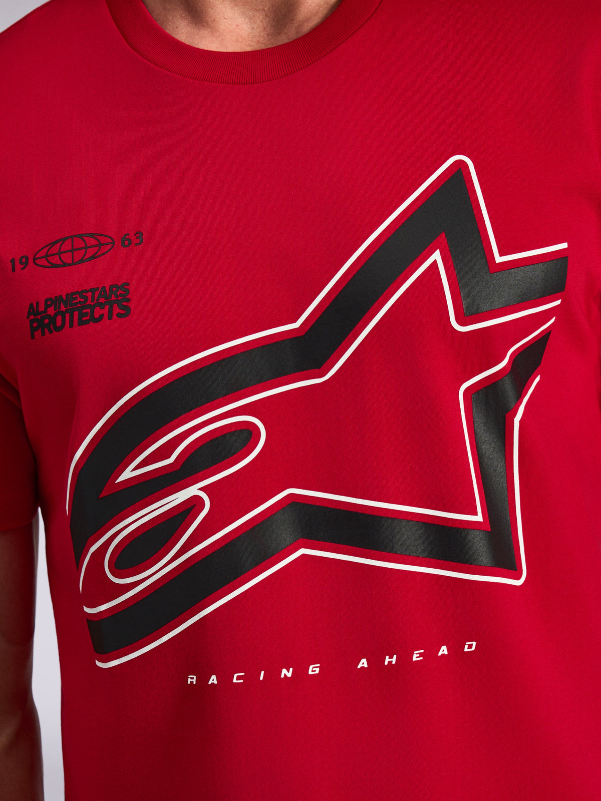 Alpinestars Authority CSF Tee, kortärmad t-shirt, röd, stor beskuren Astars-logotyp med svart och vit kontur, inklusive texten 'Alpinestars Protects' och 'Racing Ahead', avslappnat motorsport-streetwear