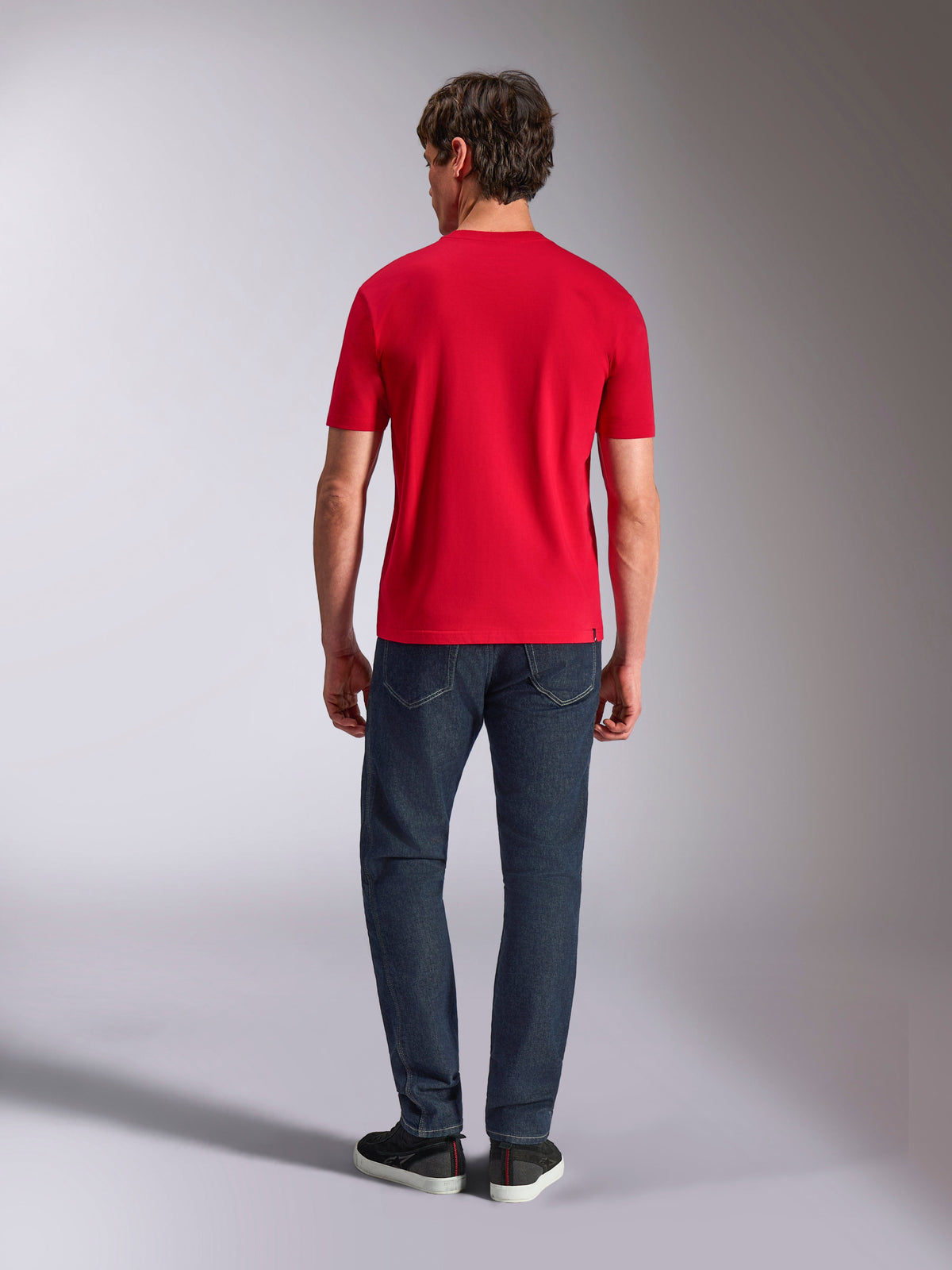 Alpinestars Authority CSF Tee, kortärmad t-shirt, röd, baksida på en modell klädd i mörkblå jeans och svarta sneakers, vardaglig motorsportinspirerad streetwear