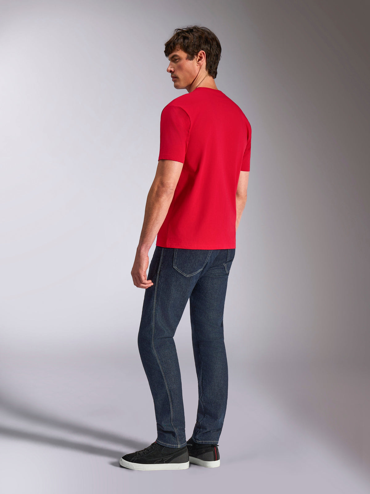 Alpinestars Authority CSF Tee, kortärmad t-shirt, röd, vy bakifrån på modell klädd i mörka denimjeans och svarta sneakers, avslappnad livsstilsklädsel