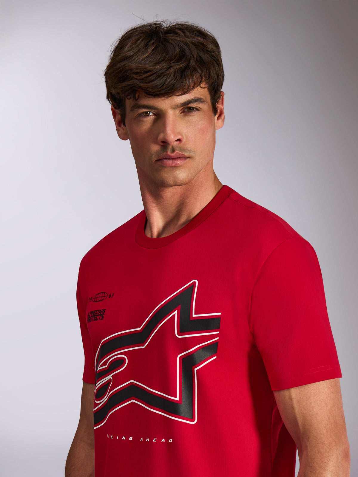 Alpinestars Authority CSF Tee, kortärmad t-shirt, röd, stor beskuren svartvit Astars-logotyp med kontur, bärs av modell, avslappnat motorsportinspirerat streetwear