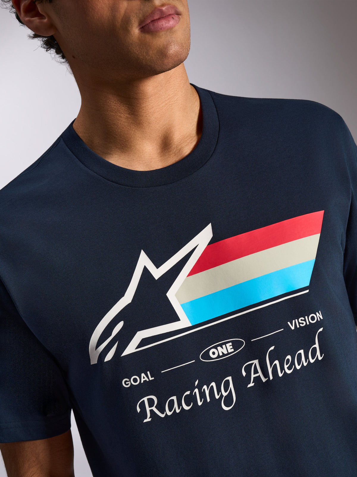 Alpinestars Trifecta CSF Tee, kortärmad t-shirt, marinblå, vit Astars-logotyp med tri-color-ränder och Racing Ahead-text, vardagliga motorsport-sportkläder