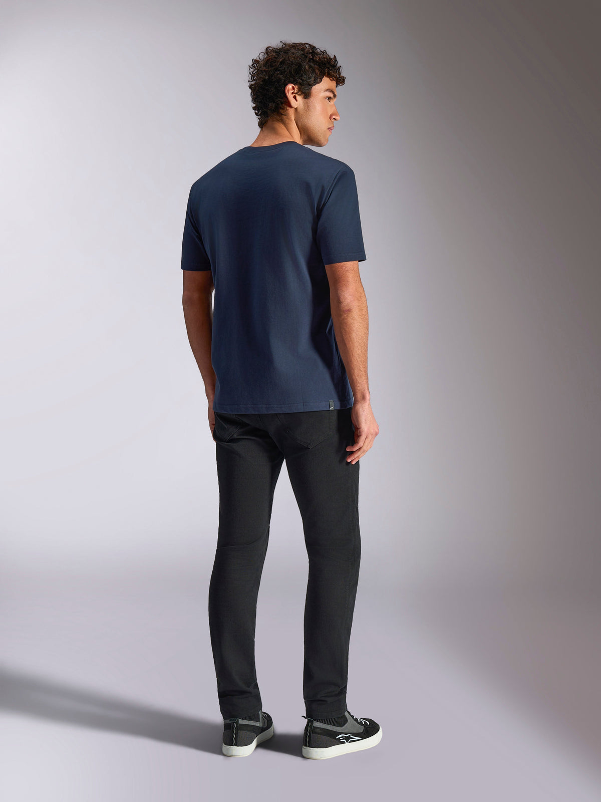 Alpinestars Trifecta CSF Tee, kortärmad t-shirt, marinblå, vy bakifrån, avslappnade sportkläder, bärs med svarta byxor och svarta sneakers