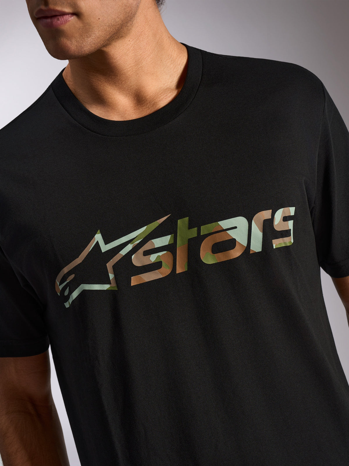 Alpinestars Verdure Camo CSF Tee, kortärmad t-shirt, svart, kamouflagemönstrad Astars-logotyp på bröstet, vardaglig motorsport-streetwear