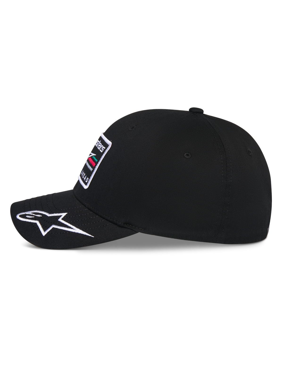 Alpinestars Surpass keps, baseballkeps, svart, profilvy från sidan som visar böjd skärm med vit broderad Astars-logotyp, strukturerad krona med broderad patch på framsidan, avslappnad motorsportinspirerad huvudbonad