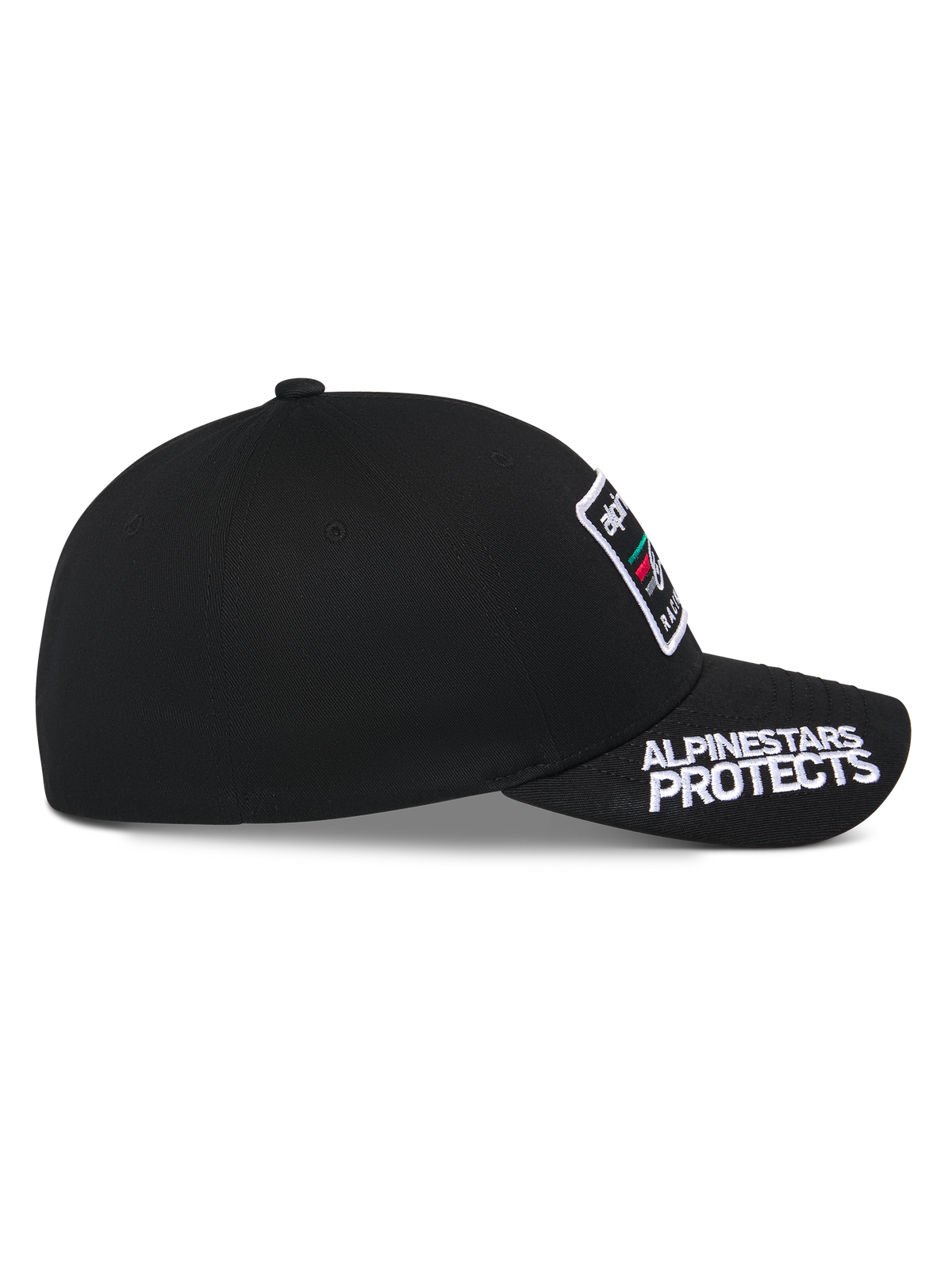 Alpinestars Surpass keps, svart, sidoprofil, böjd skärm med vit 'ALPINESTARS PROTECTS'-brodyr, strukturerad krona med logotypmärke på framsidan, avslappnad motorsportinspirerad huvudbonad