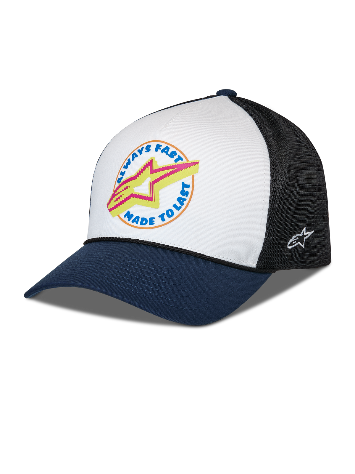 Alpinestars Aorbit Trucker-keps, vit, marinblå och svart, böjd marinblå skärm med vit frontpanel och svart nätbaksida, frontgrafik med Always Fast Made to Last-text och gul Astars-logotyp, broderad logotyp på sidan, avslappnad motorsportinspirerad huvudbonad