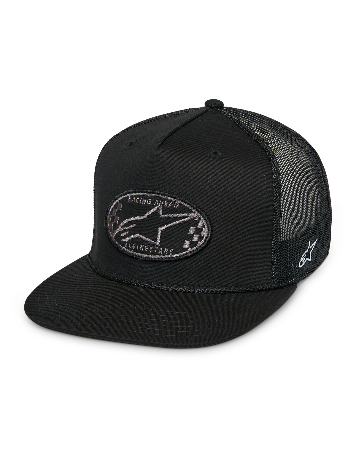 Alpinestars Contender Trucker-keps, svart snapback-keps, platt skärm, oval patch fram med rutig Astars-logotyp och Racing Ahead-text, svart meshbaksida, broderad logotyp på sidan, vardaglig motorsport-streetwear