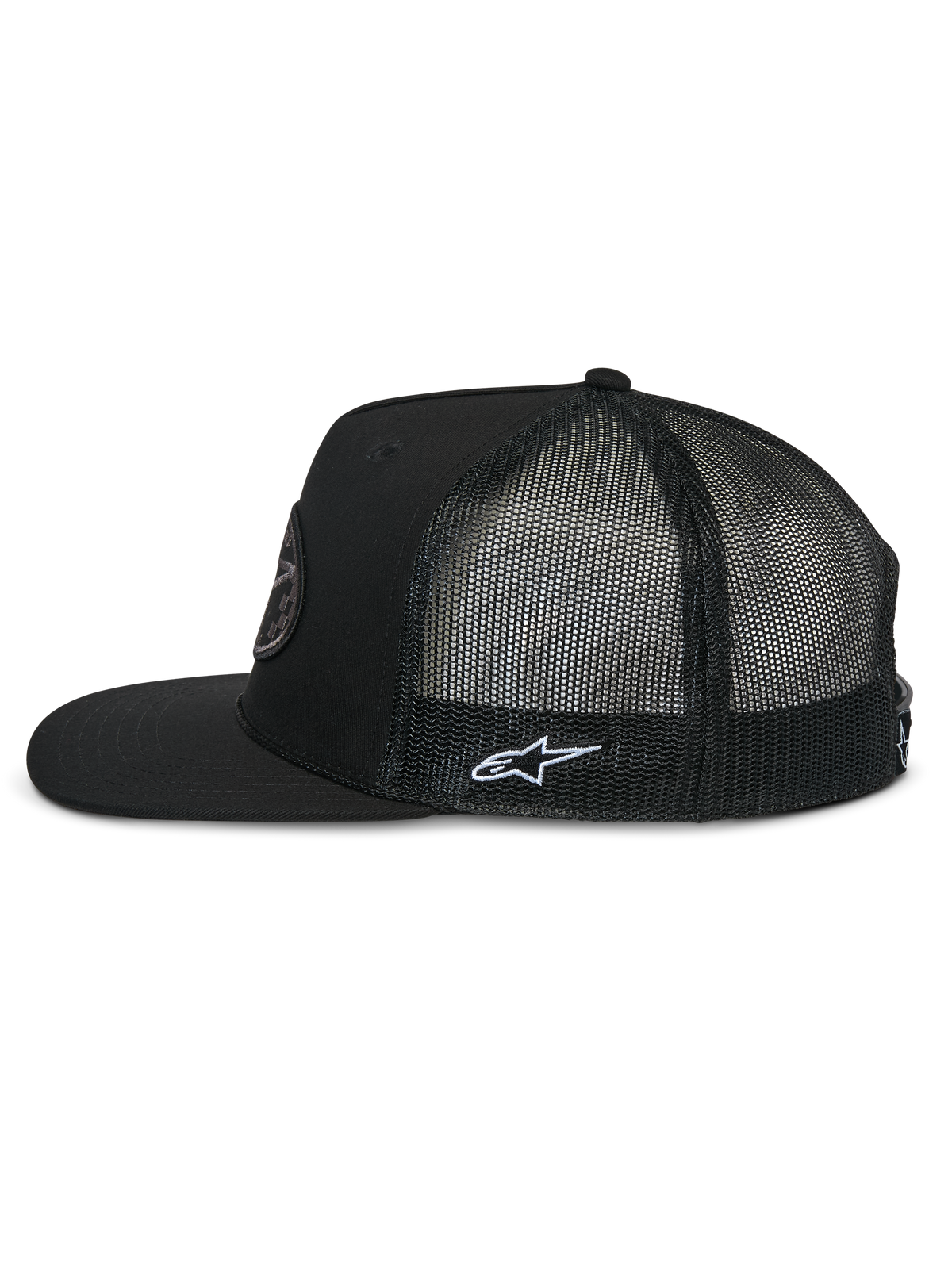 Alpinestars Contender Trucker Hat, sidoprofil, svart, platt skärm med strukturerad krona, ventilerande baksida i polymesh, med vit broderad Astars-logotyp på sidan, avslappnad motorsportinspirerad huvudbonad