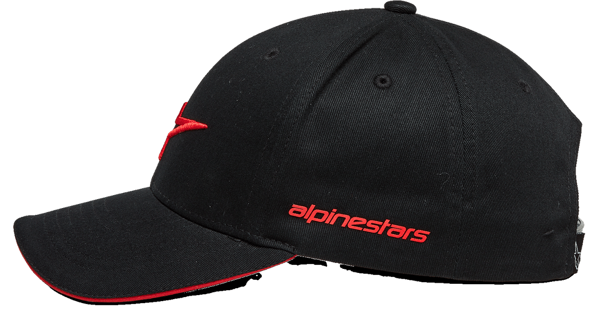 Alpinestars Rostrum keps, baseballkeps, svart och röd, profilvy från sidan, böjd skärm med röd sandwich-kant, 3D-broderad logotyp fram, röd Alpinestars-ordlogotyp på sidan, vardaglig motorsport-streetwear