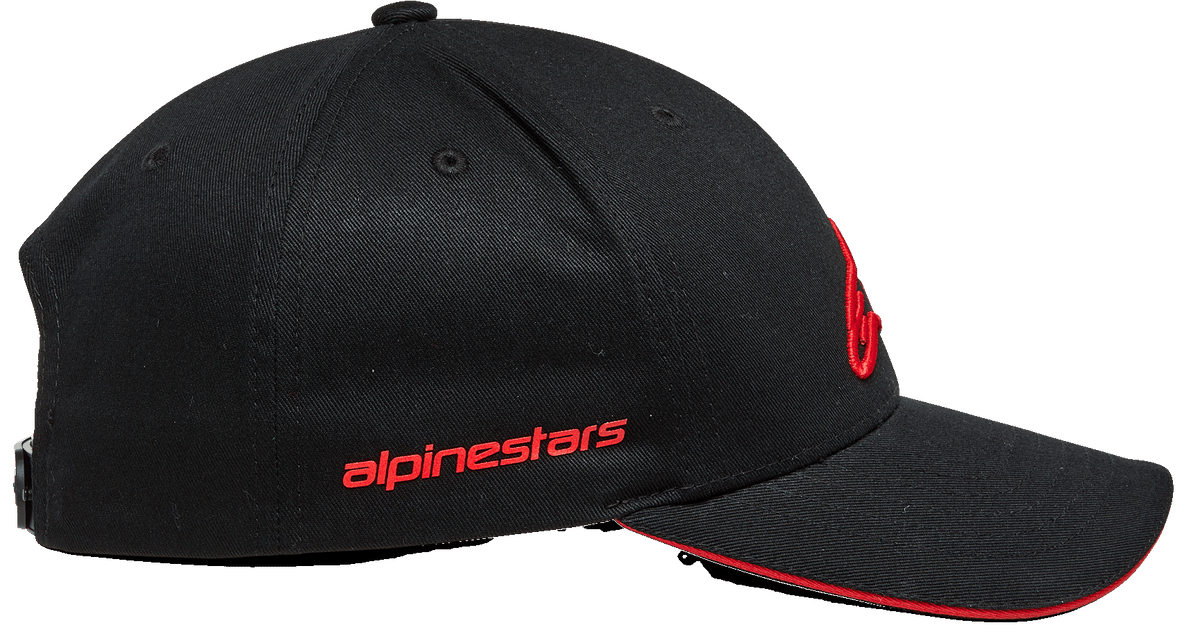 Alpinestars Rostrum keps, snapback-keps med böjd skärm, svart och röd, sidoprofil med rött Alpinestars-ordmärke, strukturerad krona och röd sandwich-skärm, motorsport-inspirerad huvudbonad