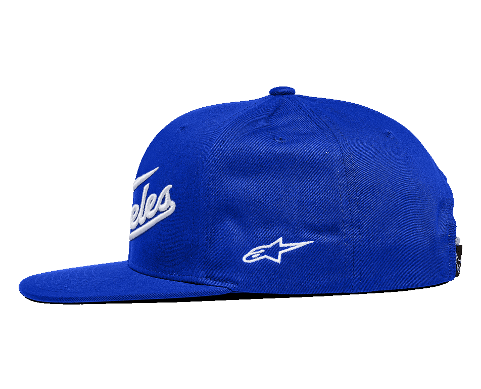 Alpinestars Los Angeles keps, snapback-keps med platt skärm, blå med vitt broderi, sidovy med strukturerad krona, 3D-broderad text på framsidan och liten Ageless-logotyp på sidan
