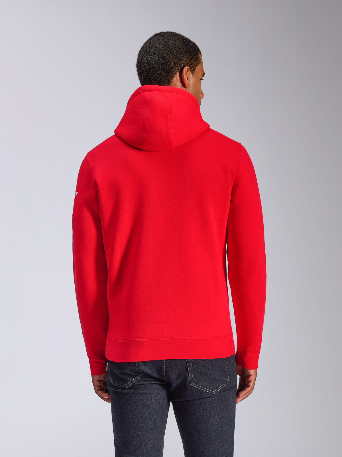 Alpinestars Frontal Hoodie, röd fleece-huvtröja i pullover-modell, vy bakifrån som visar huva med dragsko och ribbad fåll, liten vit logotyp på ärmen, avslappnad motorsportinspirerad streetwear