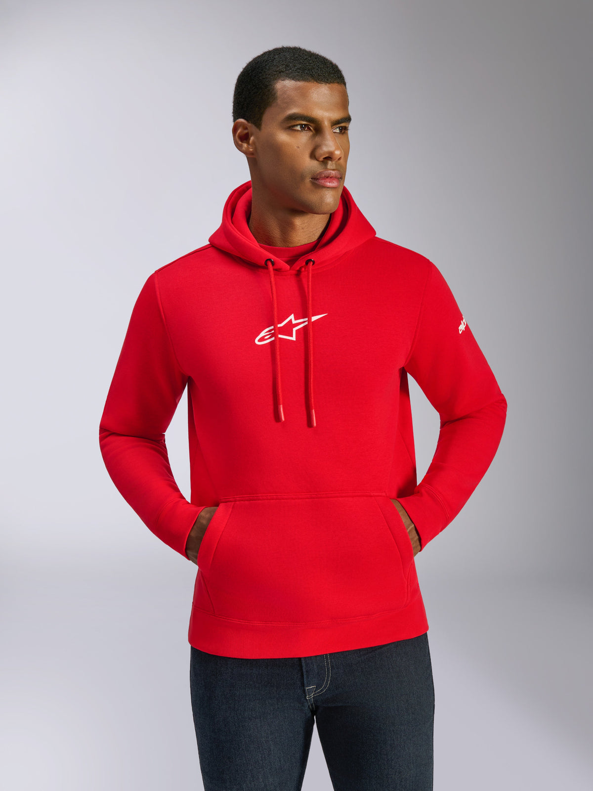 Alpinestars Frontal Hoodie, röd pullover-huvtröja i fleece, vit Astars-logotyp på bröstet, huva med dragsko, känguruficka, avslappnad motorsportinspirerad streetwear