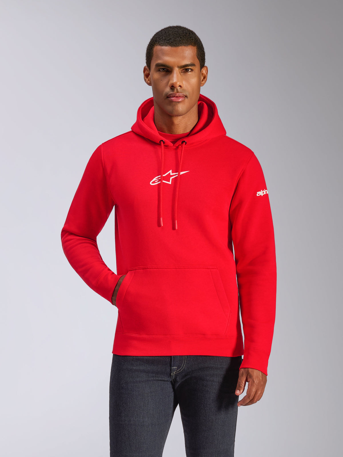 Alpinestars Frontal Hoodie, röd fleece-huvtröja i pullover-modell med vit logotyp på bröstet och wordmark på ärmen, känguruficka och huva med dragsko, avslappnad motorsportinspirerad streetwear