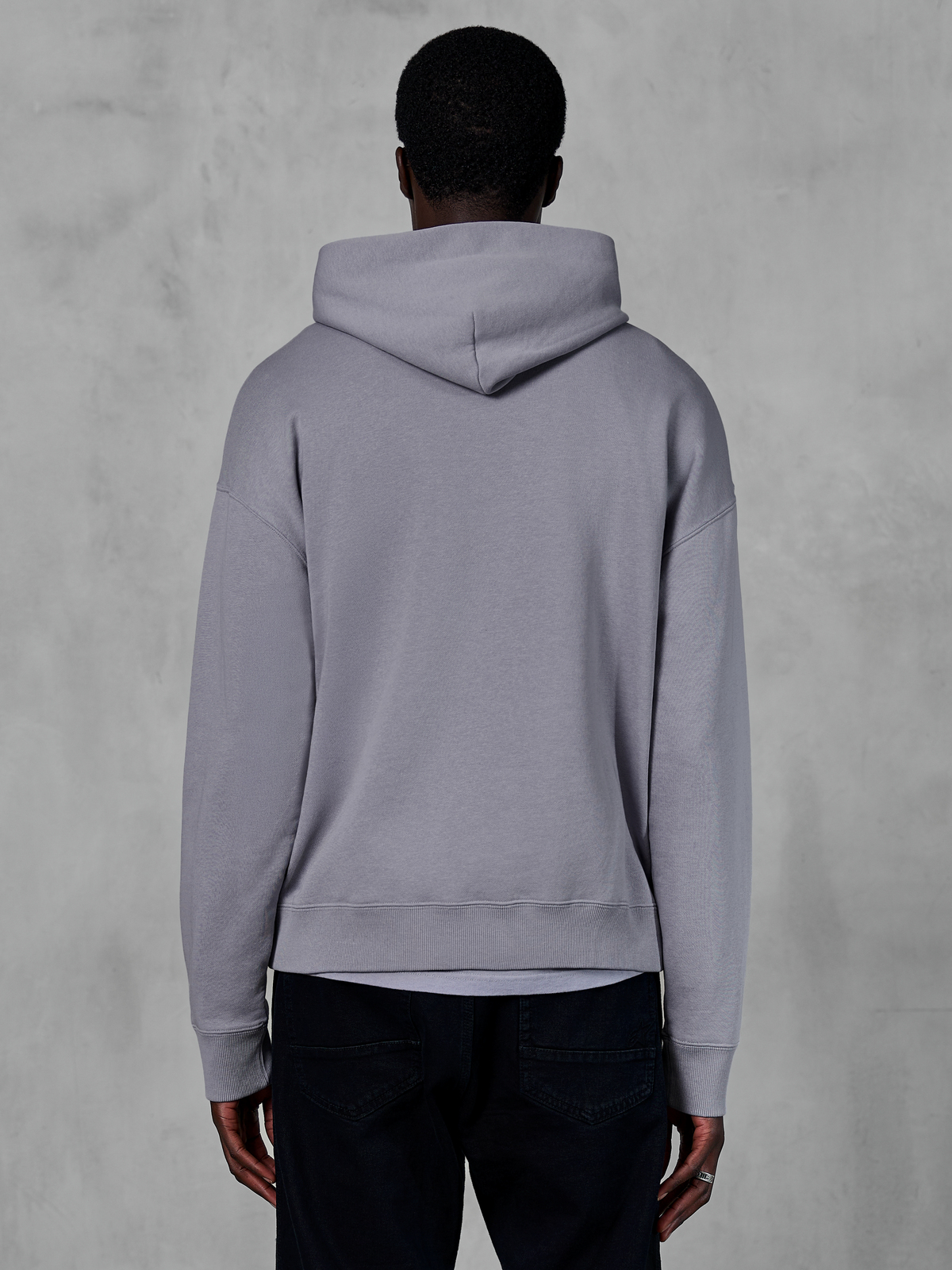 Alpinestars Essentials Ageless Hoodie, silvergrå fleece, vy bakifrån, minimalistisk pullover-design med huva och ribbade muddar, avslappnad motorsportinspirerad streetwear