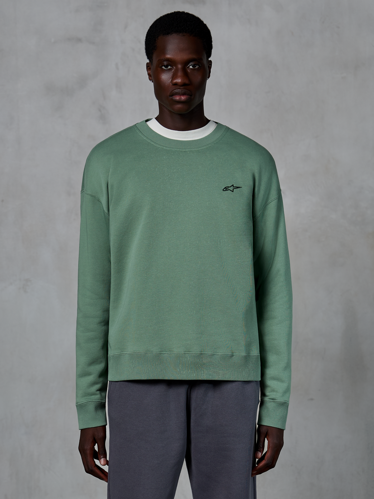 Alpinestars Essentials Ageless Crew, vardaglig sweatshirt med rund hals, Cactus-grön med en liten svart stjärnlogotyp på bröstet, ribbad krage, muddar och fåll, premium kompakt fleece