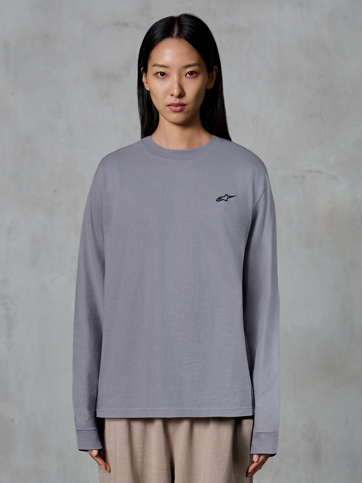 Alpinestars Essentials Ageless LS Tee, långärmad t-shirt, silver, med en liten svart stjärnlogotyp på bröstet, avslappnad passform, förstklassig ekologisk bomull, avslappnat motorsportinspirerat streetwear