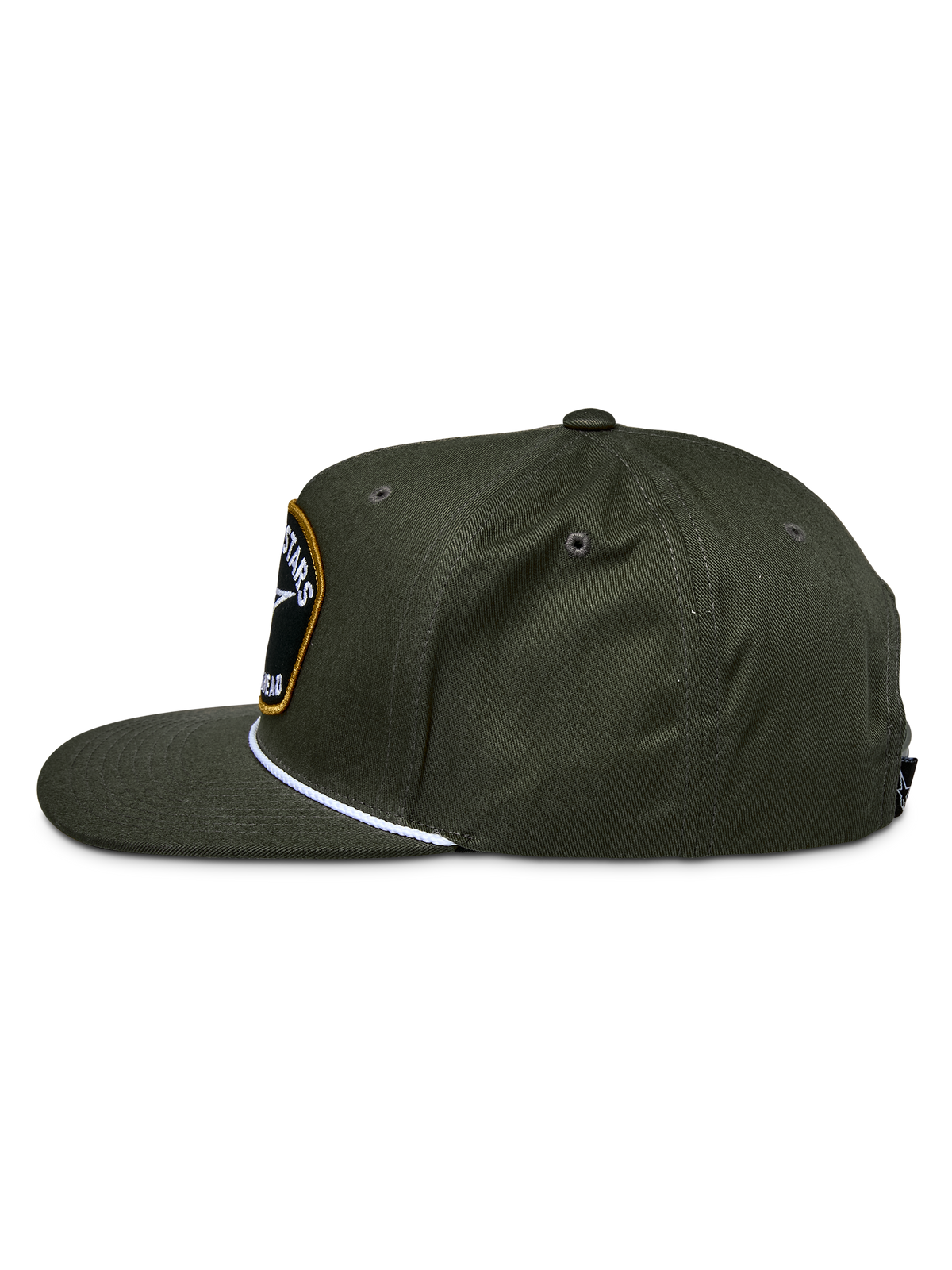 Alpinestars Promptus Snapback-keps, militärgrön, sidovy som visar den strukturerade kronan och den platta skärmen, med en vit flätad repdetalj och en broderad logotyp-patch framtill, vardaglig huvudbonad i bomullstwill