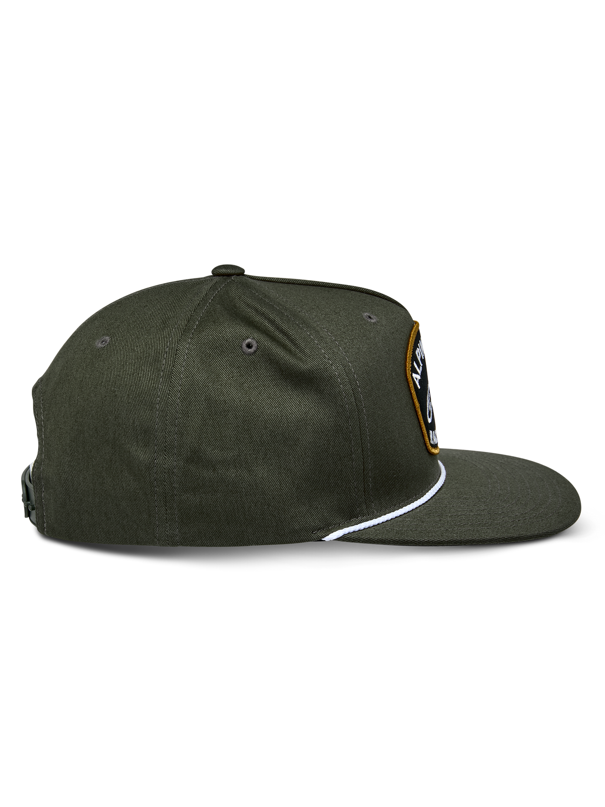 Alpinestars Promptus Snapback-keps, militärgrön, sidoprofil som visar den platta skärmen och strukturerade kronan, vit flätad repdetalj vid kronans bas, slitstarkt bomullstwill-tyg, avslappnad sportswear-design