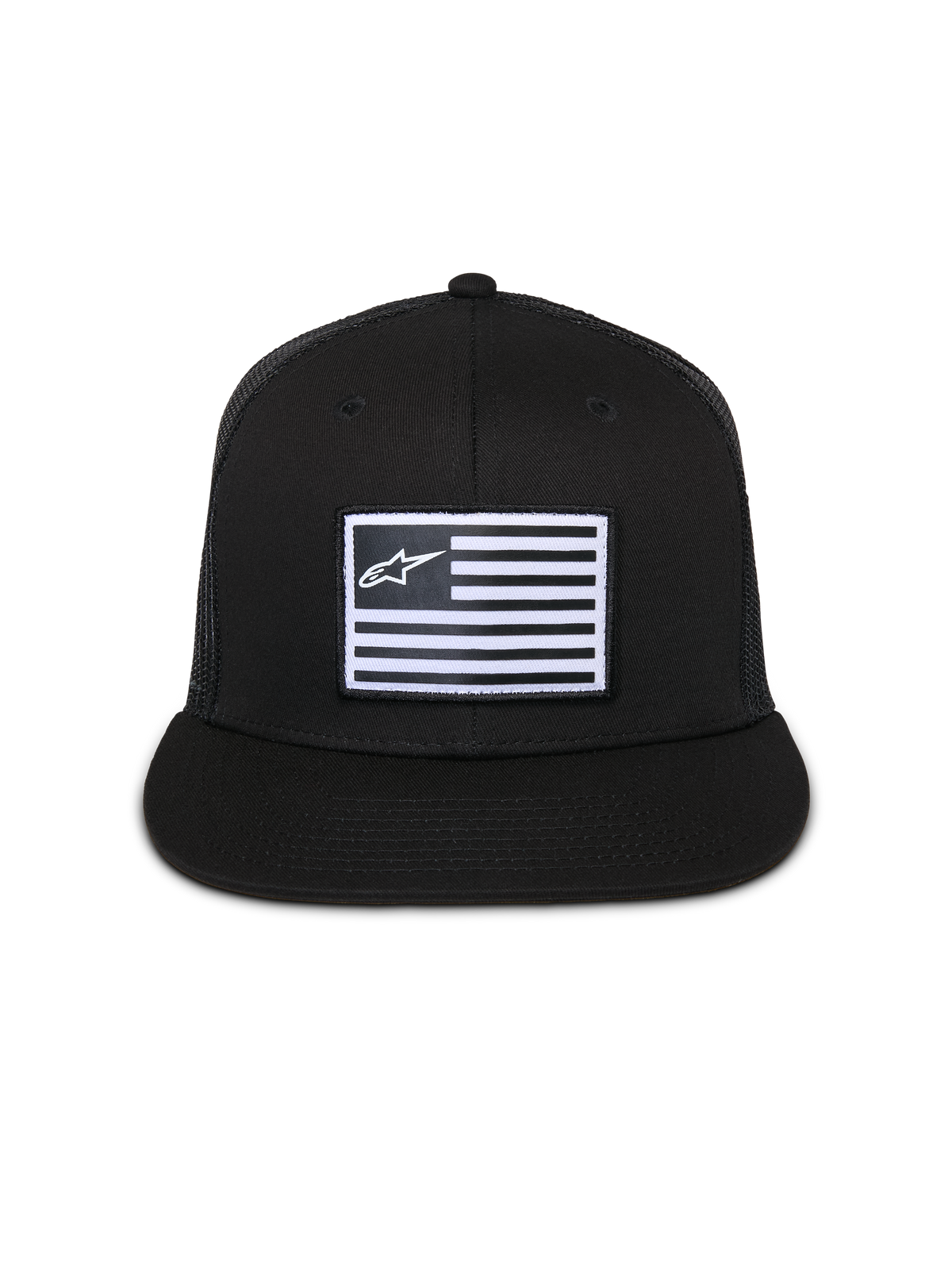 Alpinestars Flag Flat Trucker Hat, svart, keps med platt skärm och strukturerad krona, central rektangulär patch med vit flagga och Alpinestars-logotyp, baksida i mesh, avslappnad motorsportinspirerad streetwear
