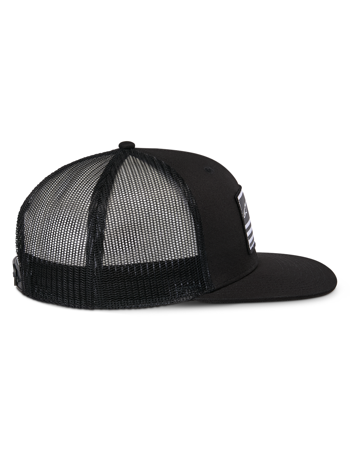 Alpinestars Flag Flat Trucker keps, svart, sidovy med platt skärm, strukturerad krona och svart mesh-bakstycke i polyester, avslappnad motorsportinspirerad huvudbonad