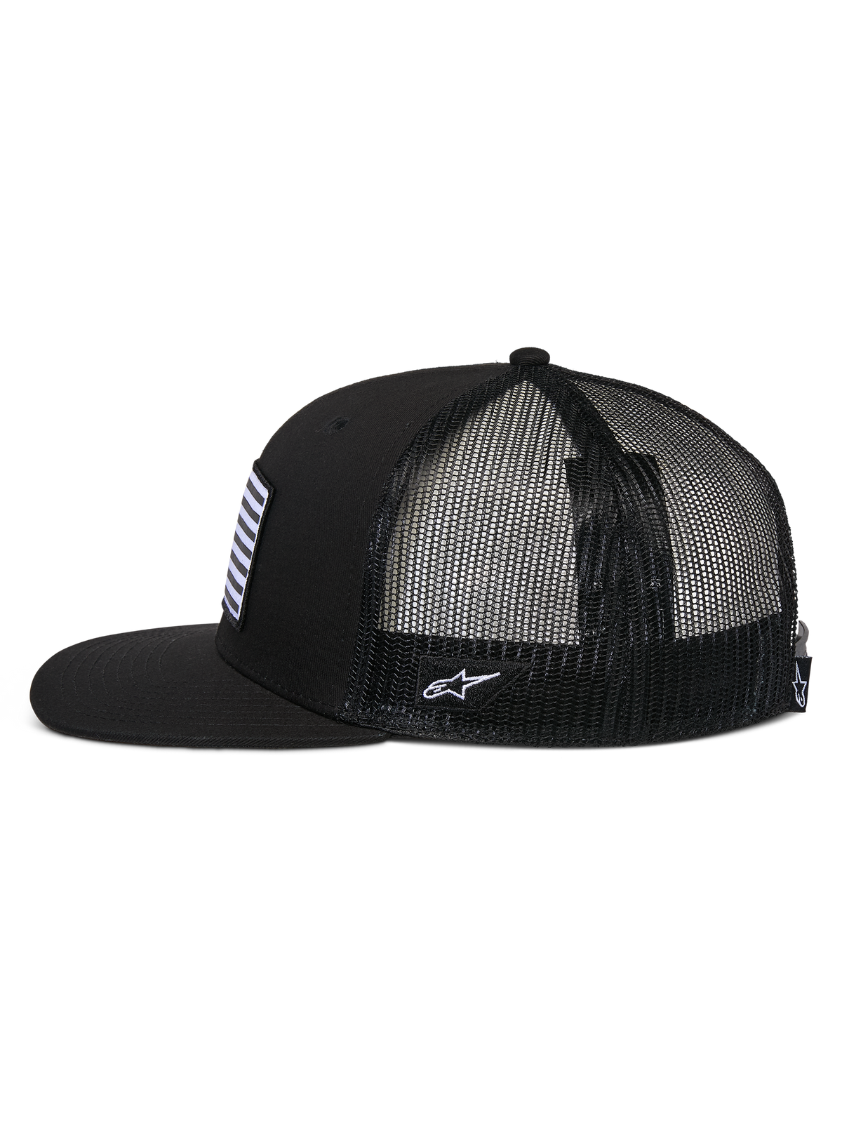 Alpinestars Flag Flat Trucker Hat, sidoprofil, svart, platt skärm och strukturerad krona, ventilerande baksida i polyesternät, flaggmärke fram och vitt logobroderi på sidan, avslappnad motorsportinspirerad huvudbonad