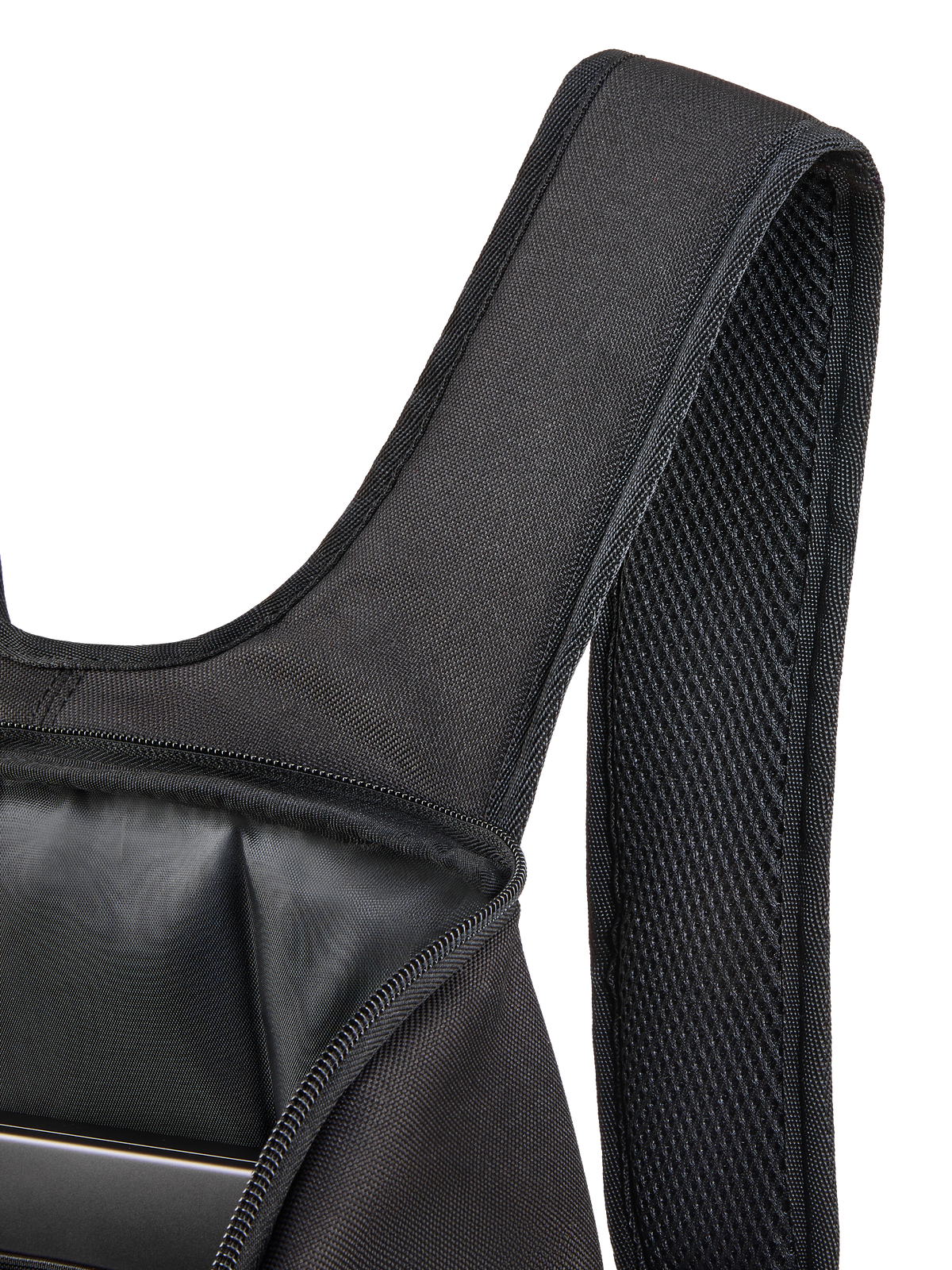 Alpinestars Defcon V3 Ryggsäck, närbild på den vadderade axelremmen i air mesh och det öppna huvudfacket, svart 600D-polyester, visar det invändiga laptopfacket och den hållbara textilkonstruktionen.