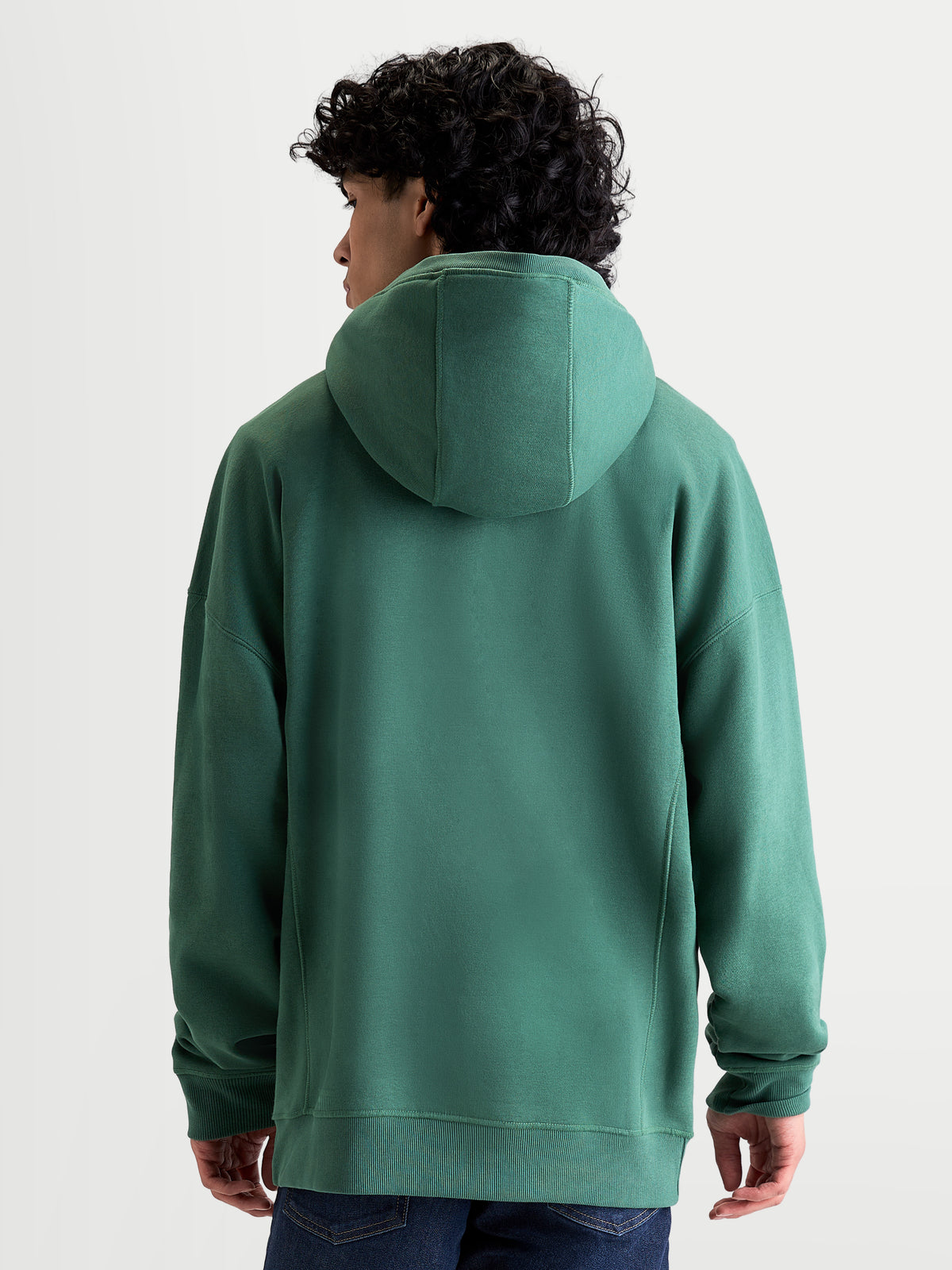 Alpinestars Shaw Oversized huvtröja, grön sportswear-pullover i fleece, unisex med avslappnad passform, sedd bakifrån på modell, ribbade avslut och huva, konstruktion i mjuk bomull och återvunnen polyester.
