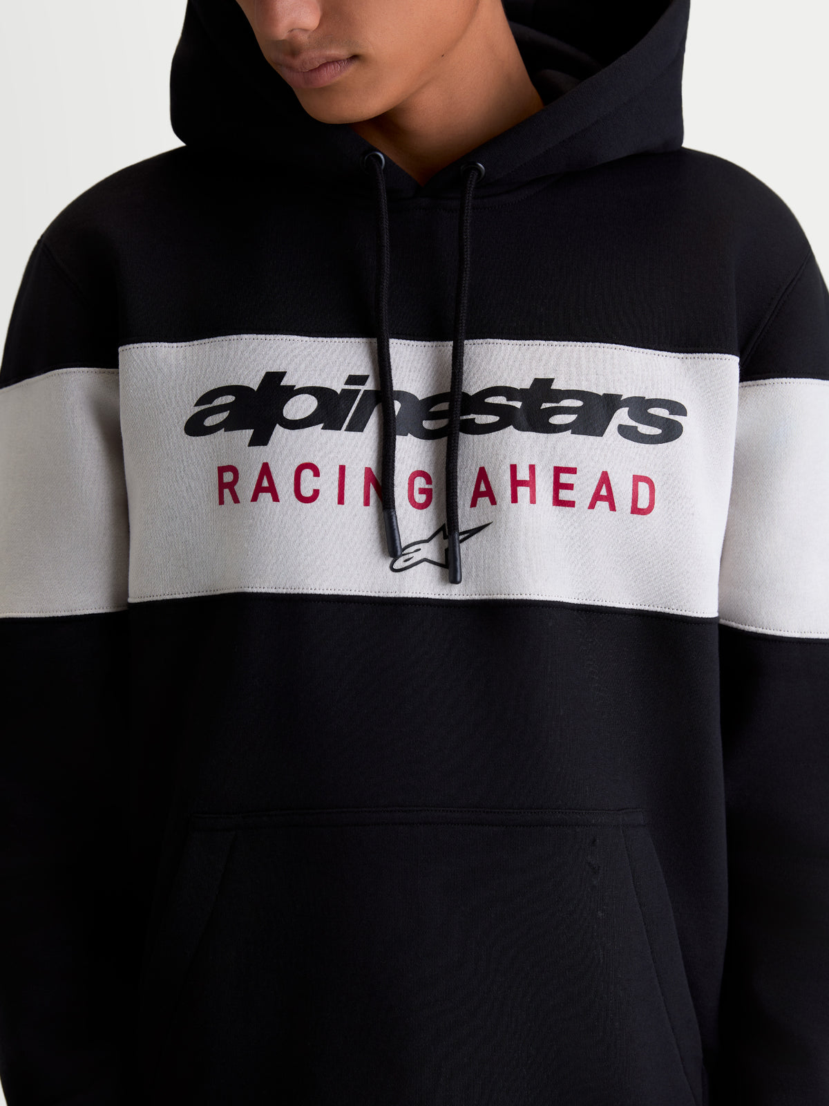 Alpinestars Cubic huvtröja, motorsportinspirerad huvtröja i fleece för herrar och damer, svart och cementgrå, färgblockerad design med Alpinestars ordlogotyp och Racing Ahead-grafik på bröstet, mjuk bomullsblandning.