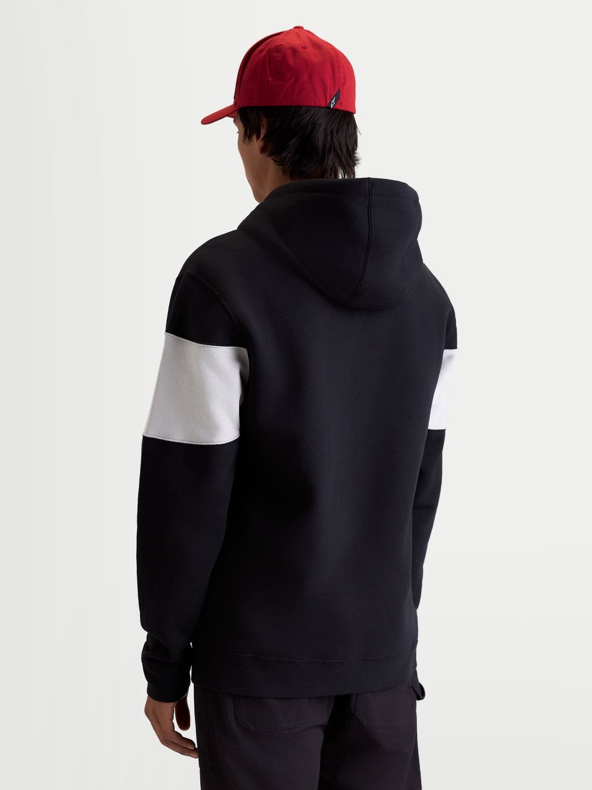 Alpinestars Cubic huvtröja, sportswear huvtröja i fleece, svart och vit, med färgblockerad design på ärmarna, bomull och återvunnen polyester, visad bakifrån på modell för en avslappnad vardagsstil.