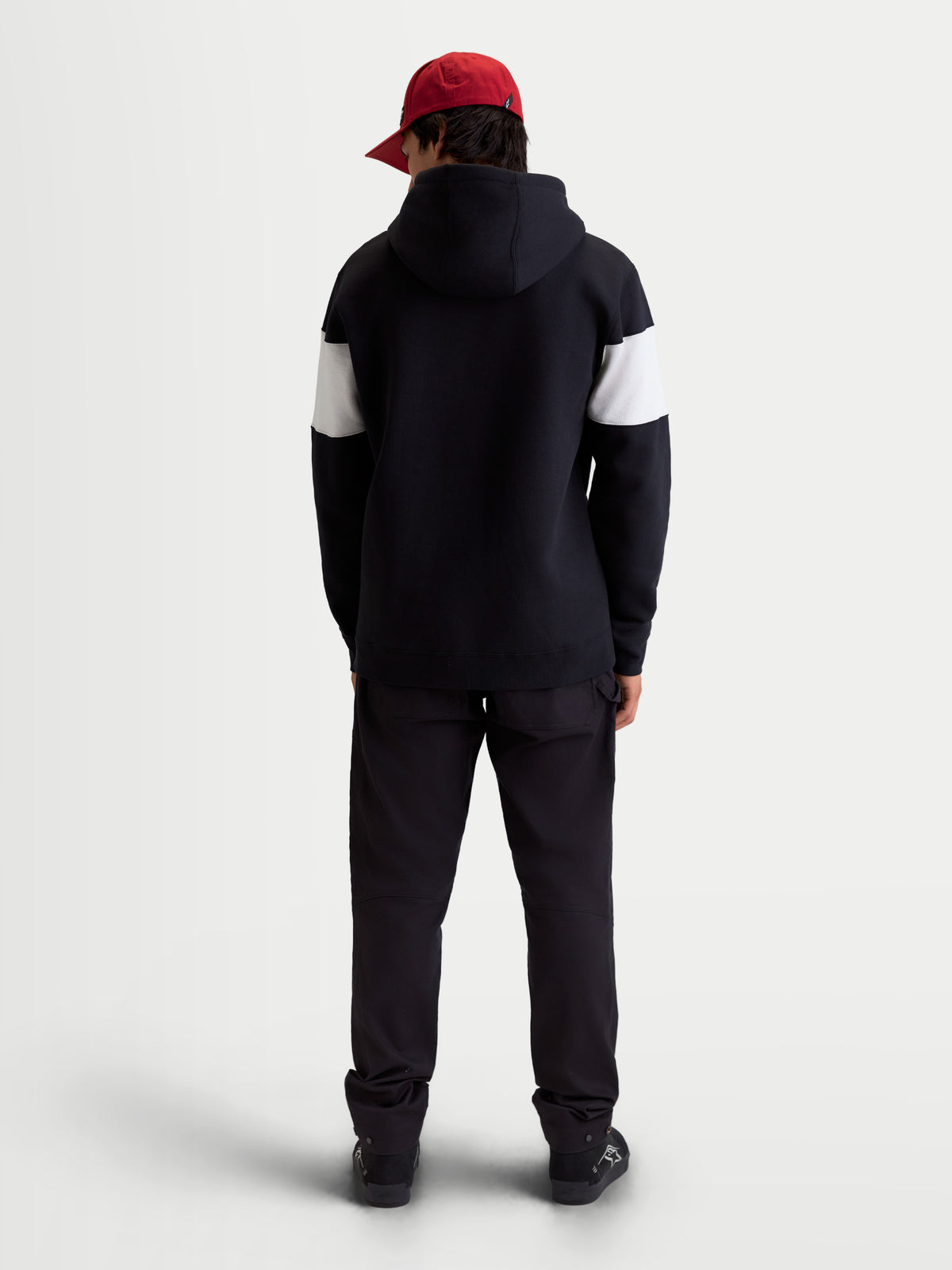 Alpinestars Cubic huvtröja, unisex sportswear-huvtröja i fleece, svart och vit färgblockerad design på ärmarna, sedd bakifrån på modell, mjuk bomullsblandning, bekväma vardagskläder.