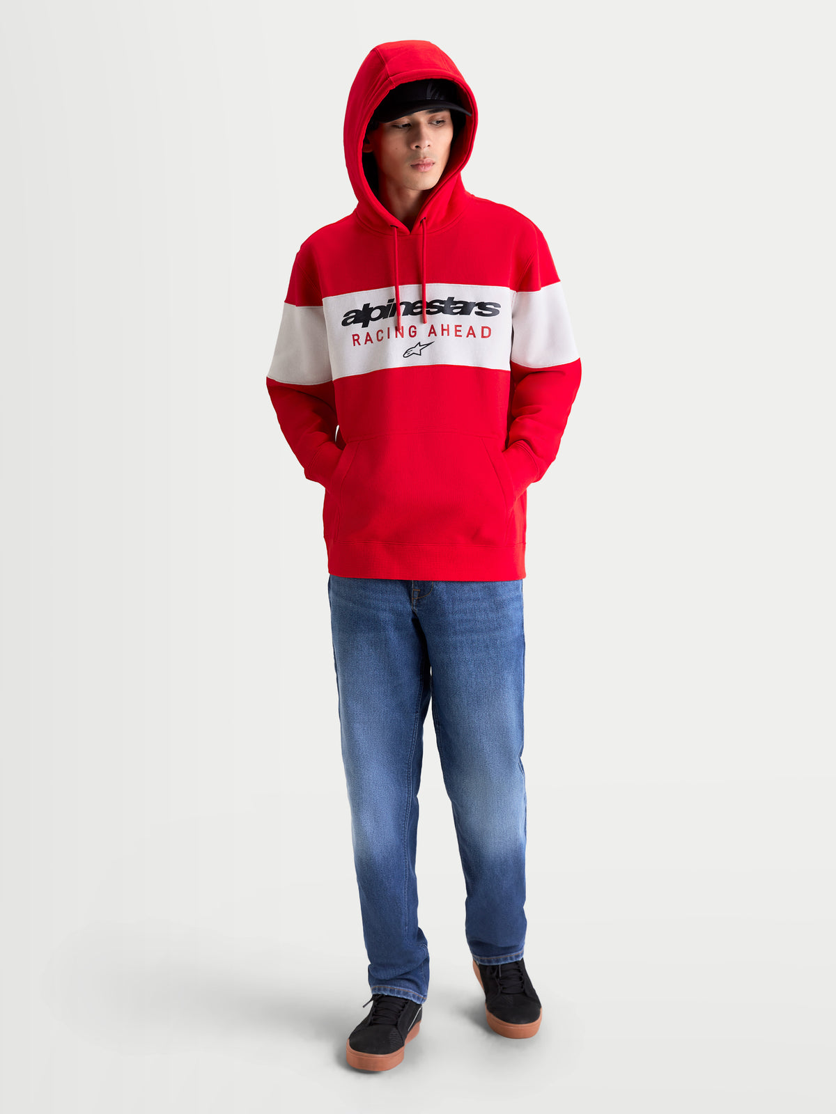 Alpinestars Cubic huvtröja, röd och vit färgblockerad huvtröja i mjuk fleece med Alpinestars Racing Ahead-logotyp på bröstet, avslappnad motorsportinspirerad stil på modell.