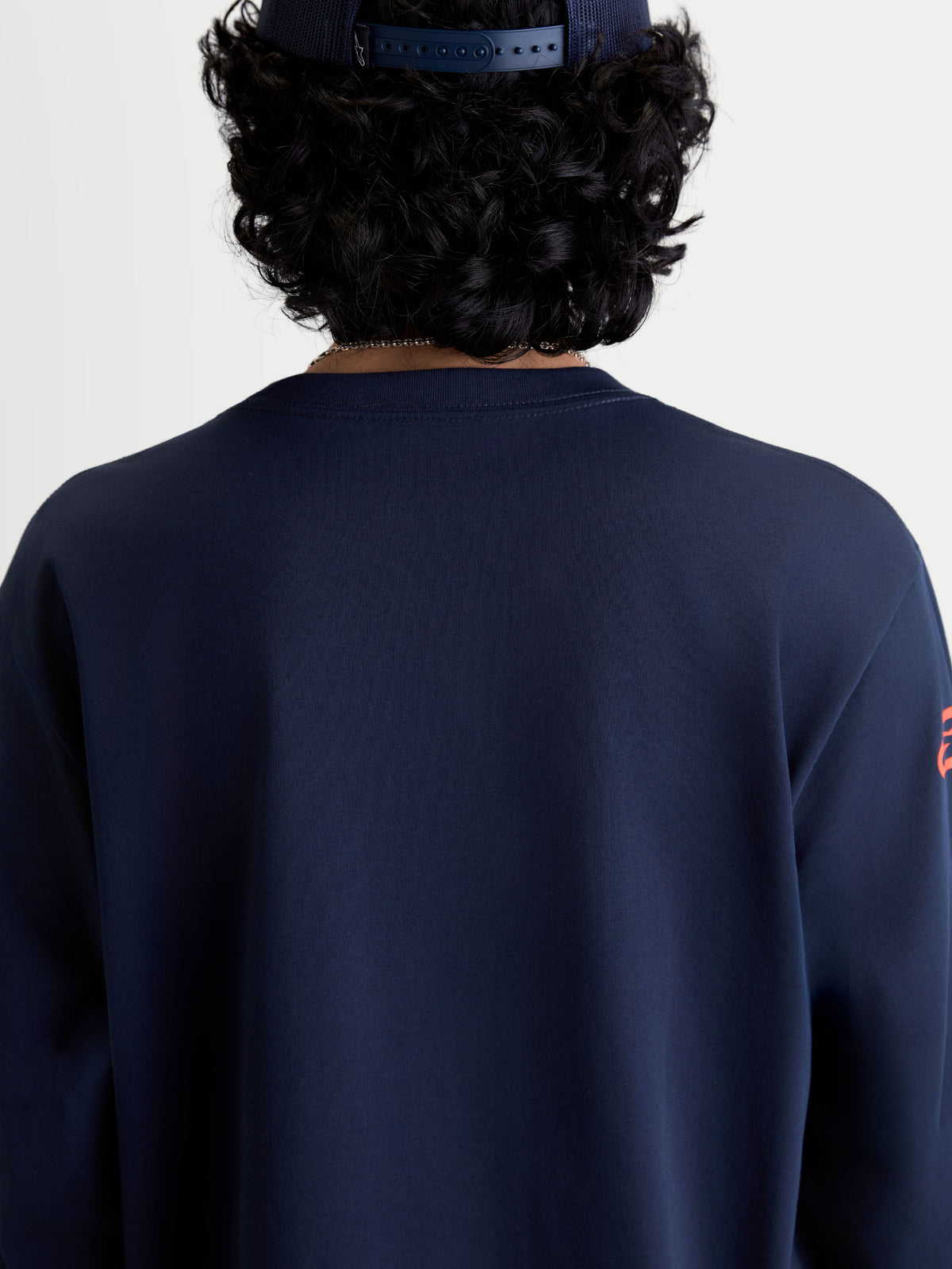 Alpinestars Velocifier CSF T-shirt, långärmad t-shirt, marinblå, sedd bakifrån på modell med ribbad rund halsringning, motorsportinspirerade sportkläder tillverkade av en mjuk blandning av bomull och återvunnen polyester.