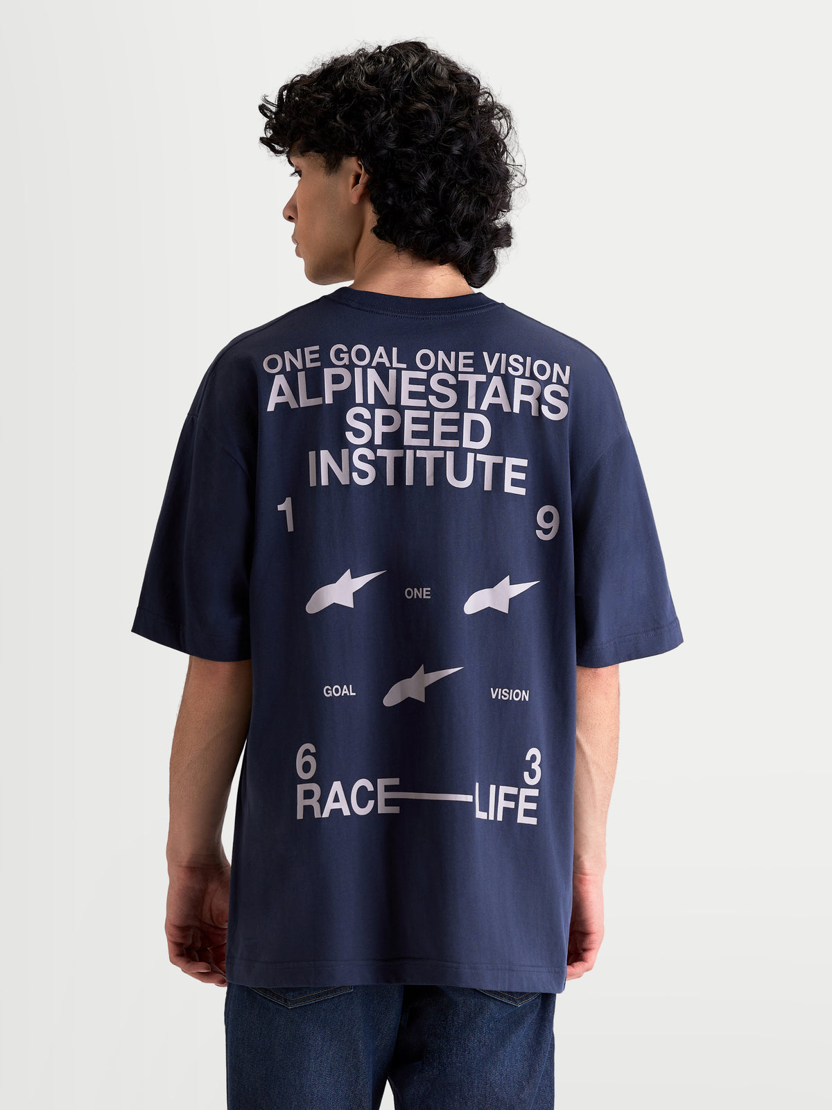 Alpinestars Institute Oversized SS CSF T-shirt, marinblå herr-T-shirt med oversized passform, stor vit logografik på baksidan med Speed Institute och 1963 Race-Life-text, kortärmad sportswear-T-shirt för vardagsbruk.