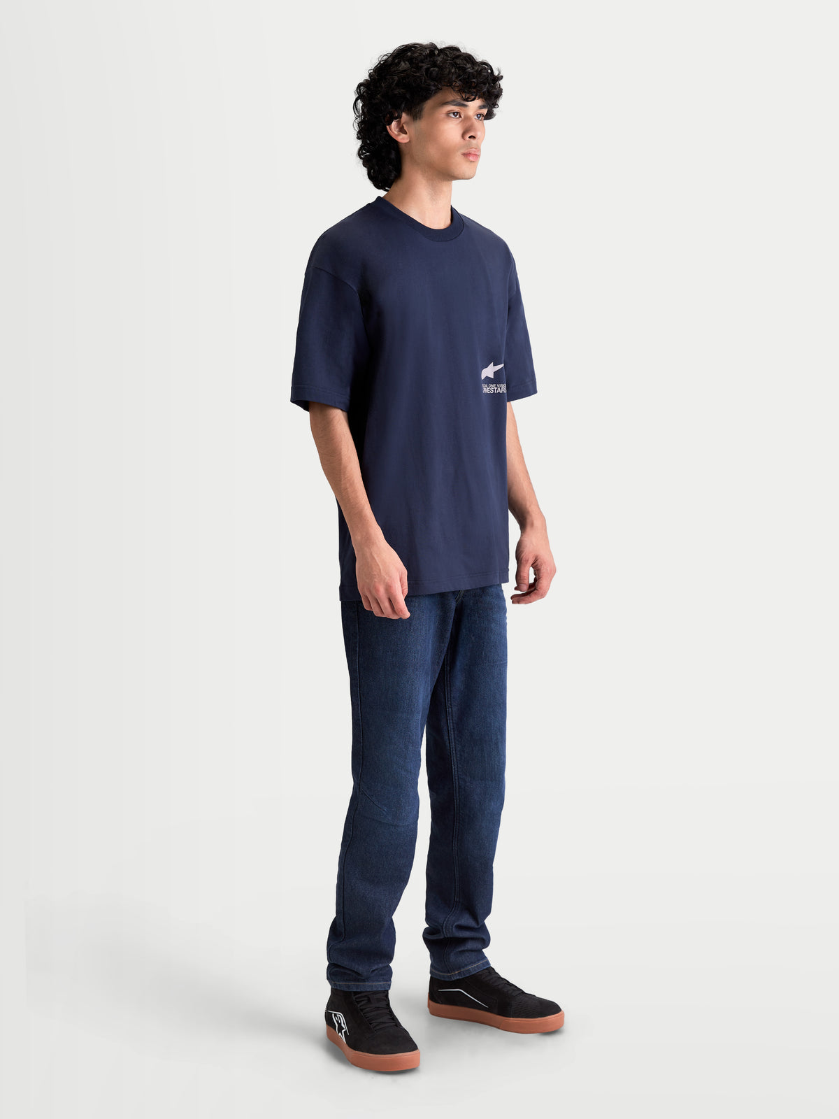 Alpinestars Institute Oversized SS CSF t-shirt, mörkblå sportswear-t-shirt för herr, oversized passform med vit logotypgrafik på bröstet, premium bomullsblandning, sidvy på modell