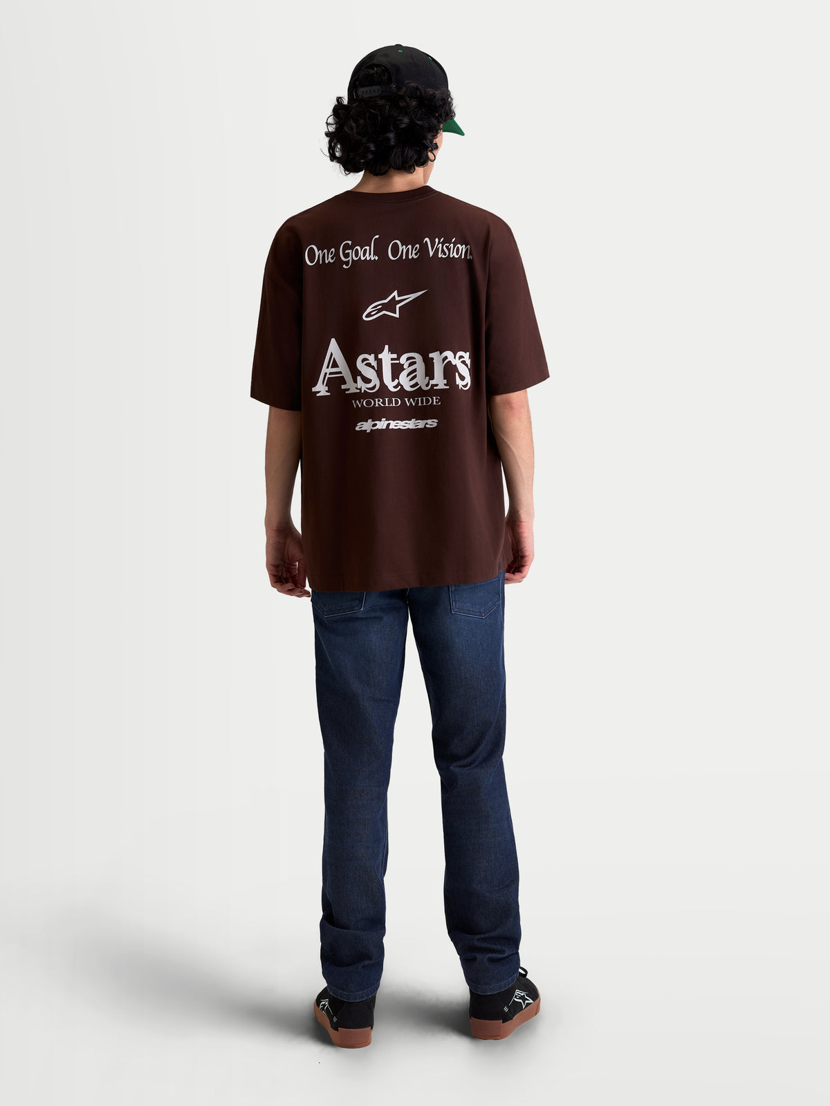 Alpinestars Post Oversized CSF T-shirt, kortärmad sportswear t-shirt, unisex, brun och vit, vit grafik på baksidan med 'One Goal. One Vision.' och Astars World Wide-branding, oversized passform för en avslappnad streetwear-stil.